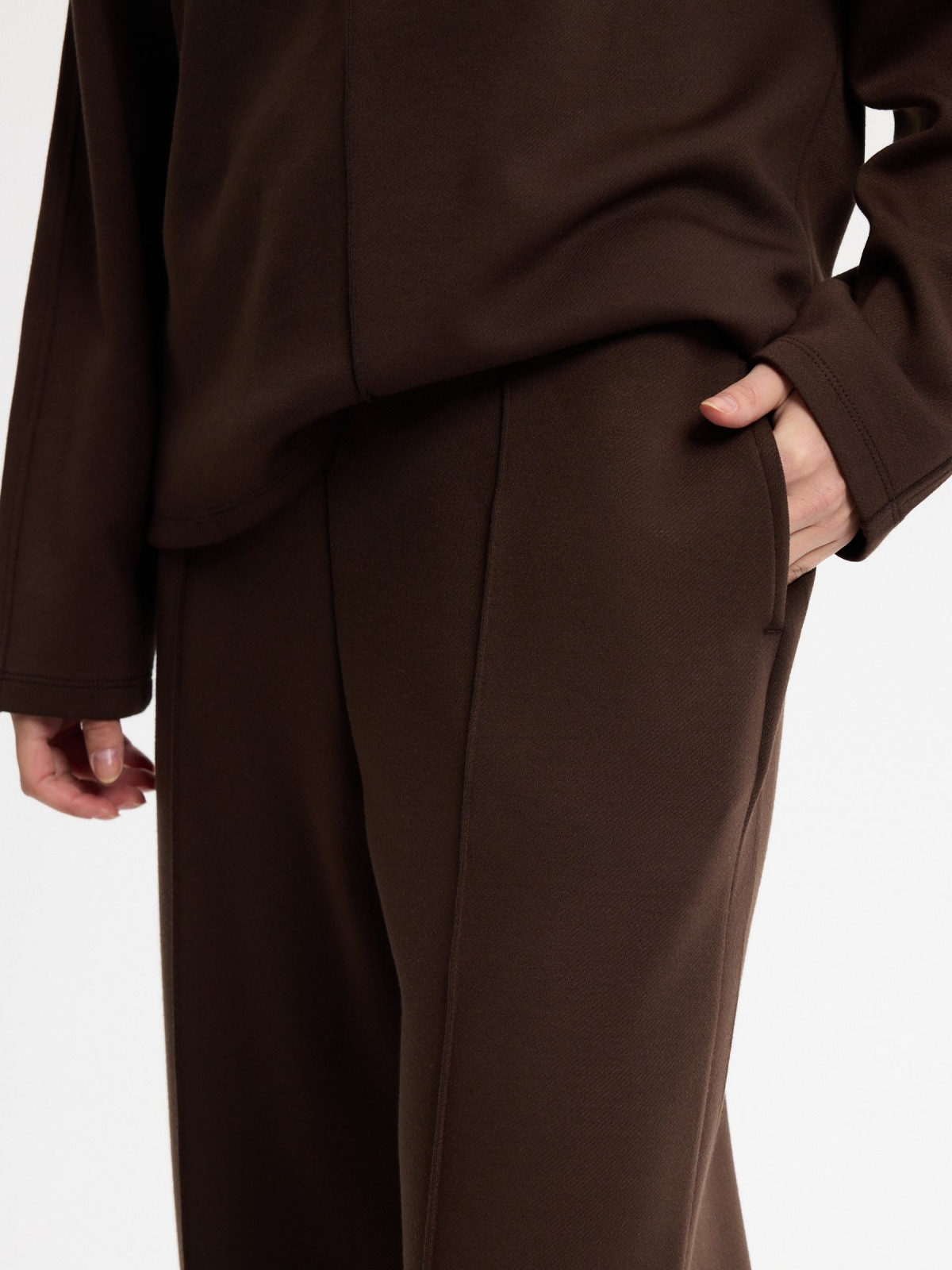Pantalón wide leg felpa chocolate vista detalle