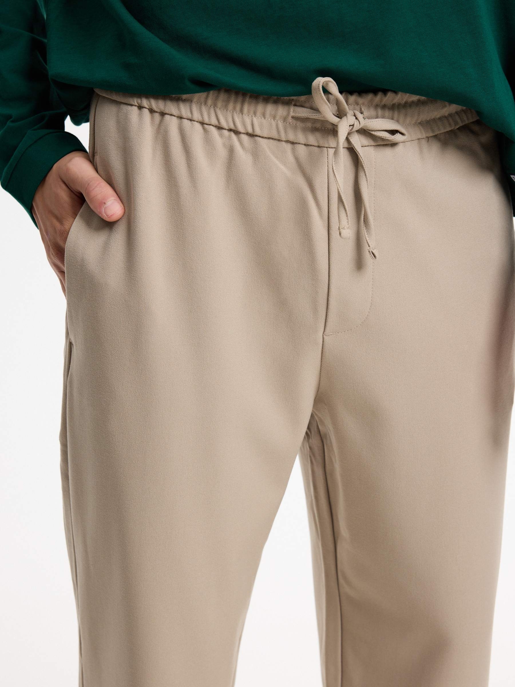 Calça jogger regular cintura alta bege vista geral frontal