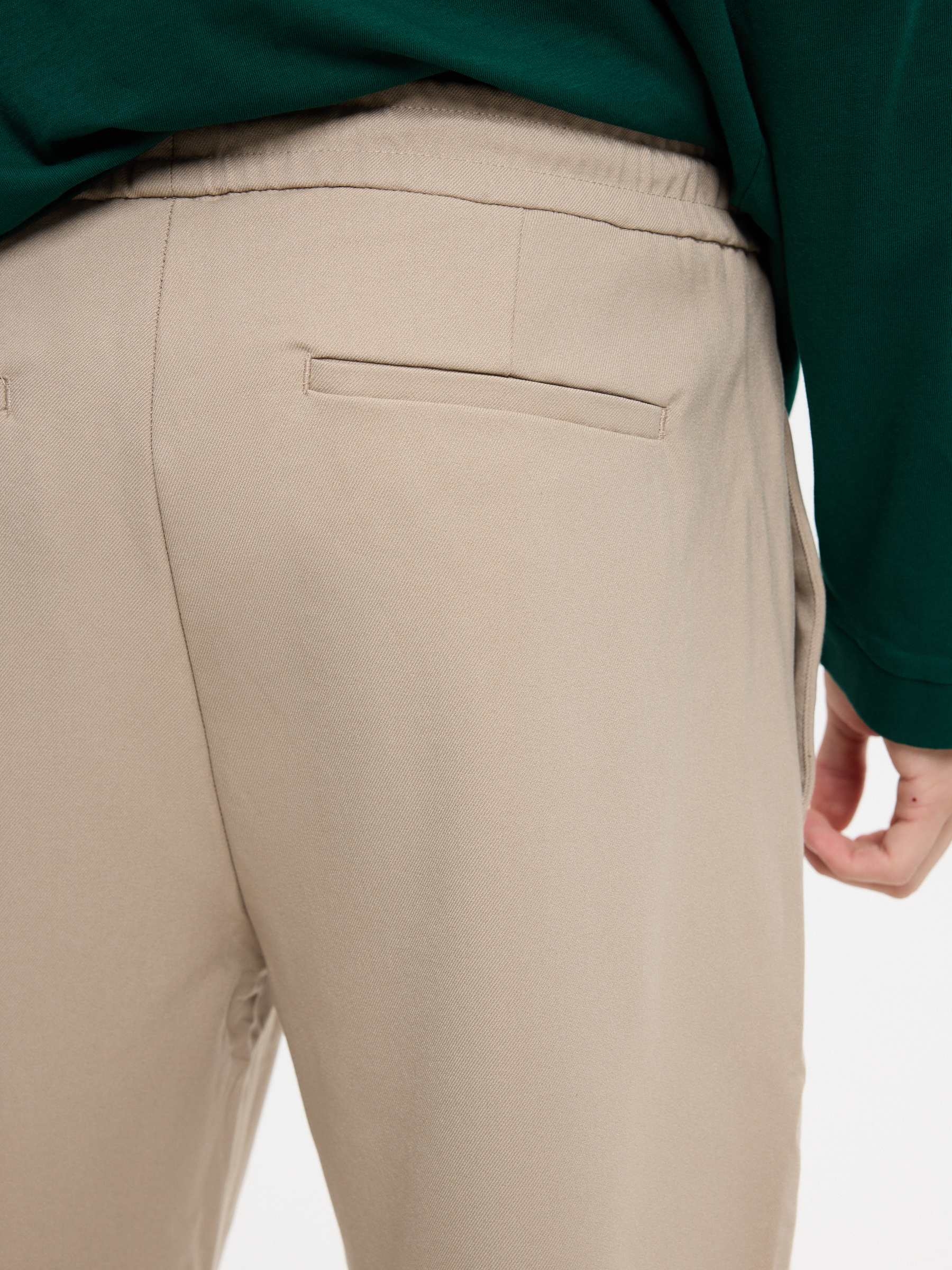 Calça jogger regular cintura alta bege vista geral frontal