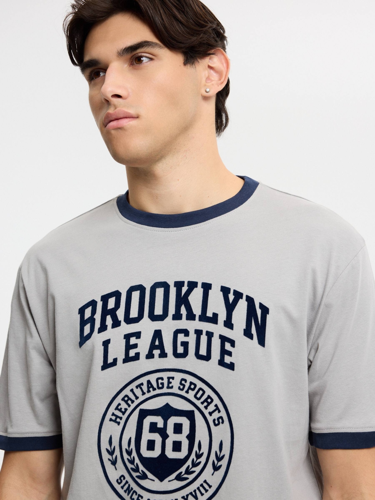 Camiseta campus Brooklyn League cinza meio vista detalhe