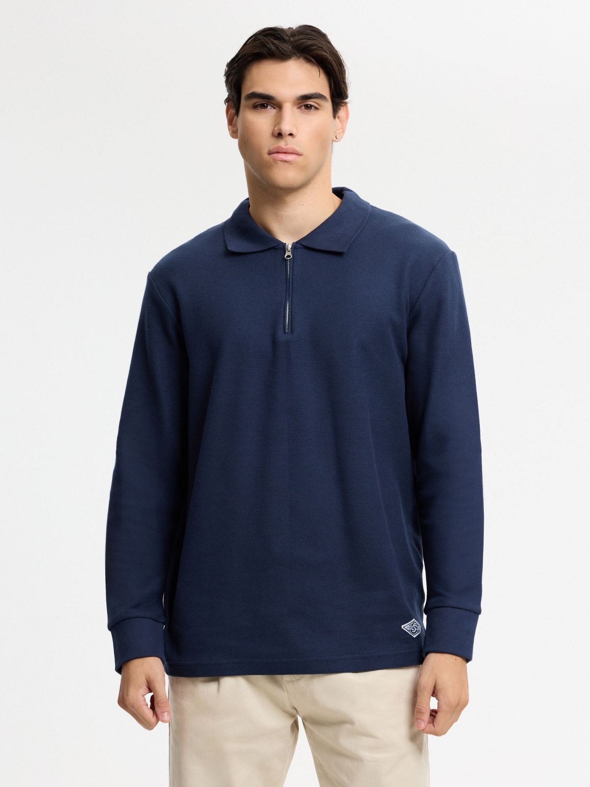 Polo oversized de manga longa liso azul marinho vista meia frontal
