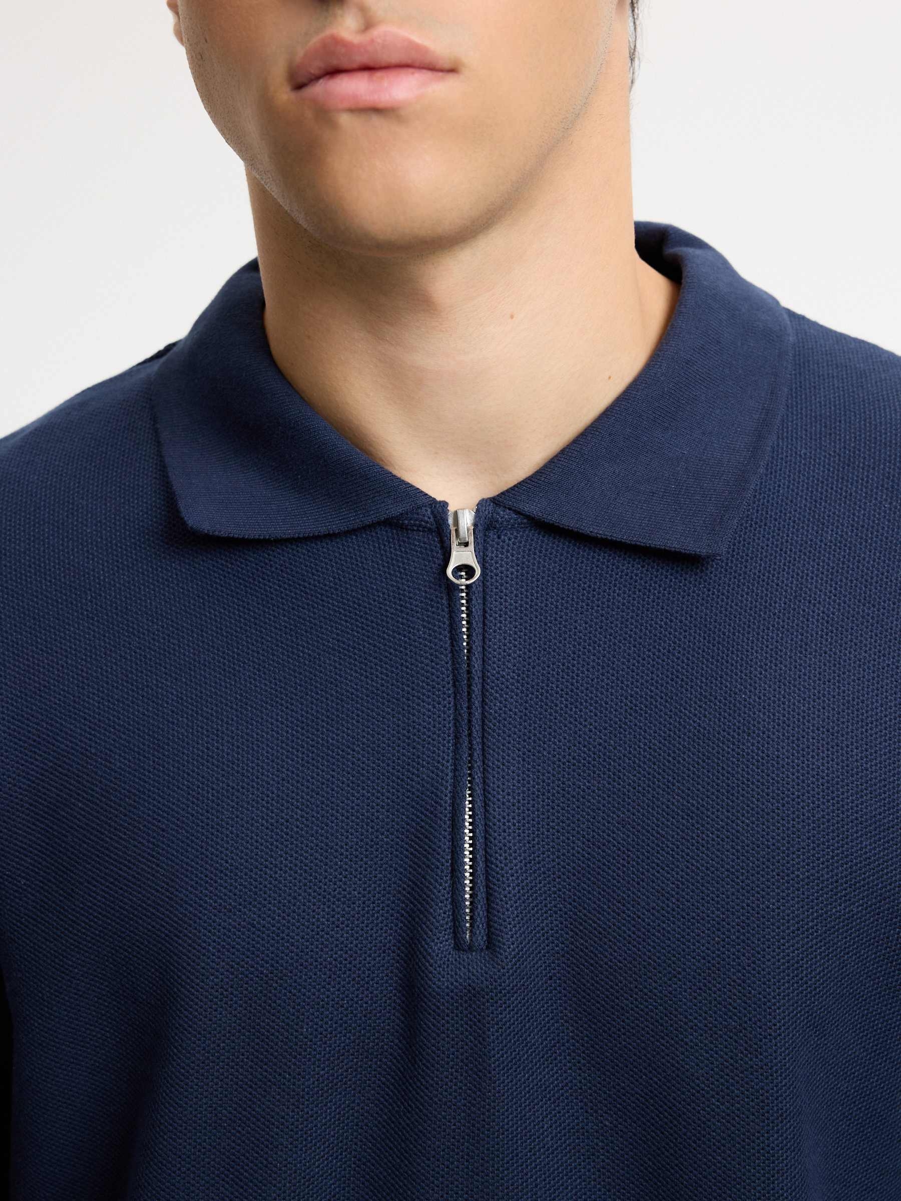 Polo oversized de manga longa liso azul marinho vista meia frontal