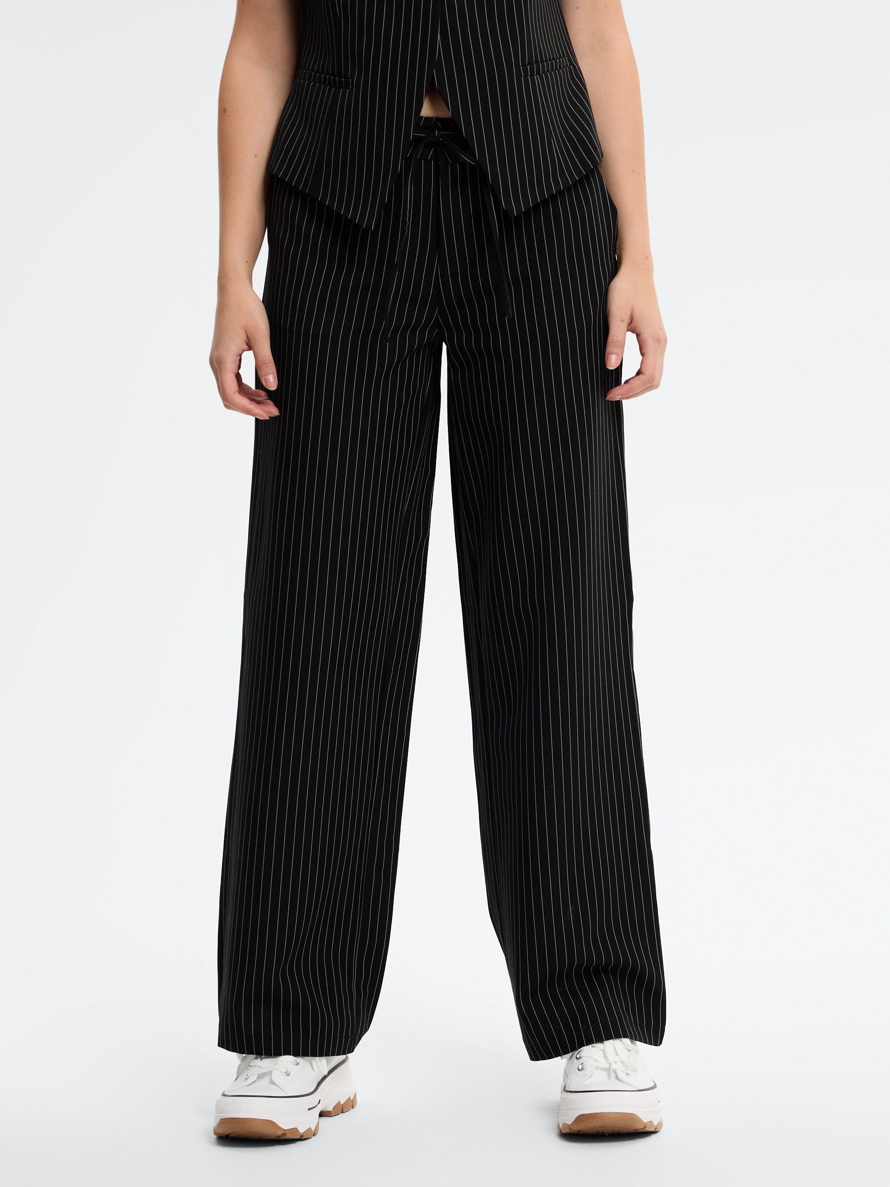 Pantalón fluido raya diplomática negro vista general frontal