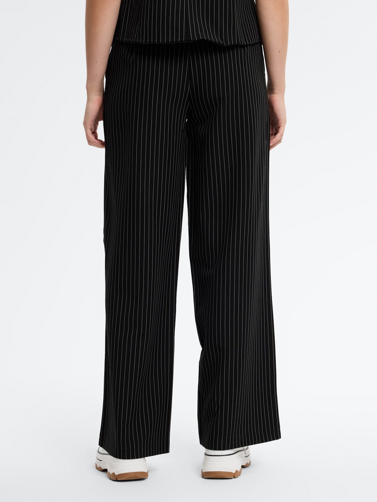 Calça fluida risca de giz preto vista meia traseira