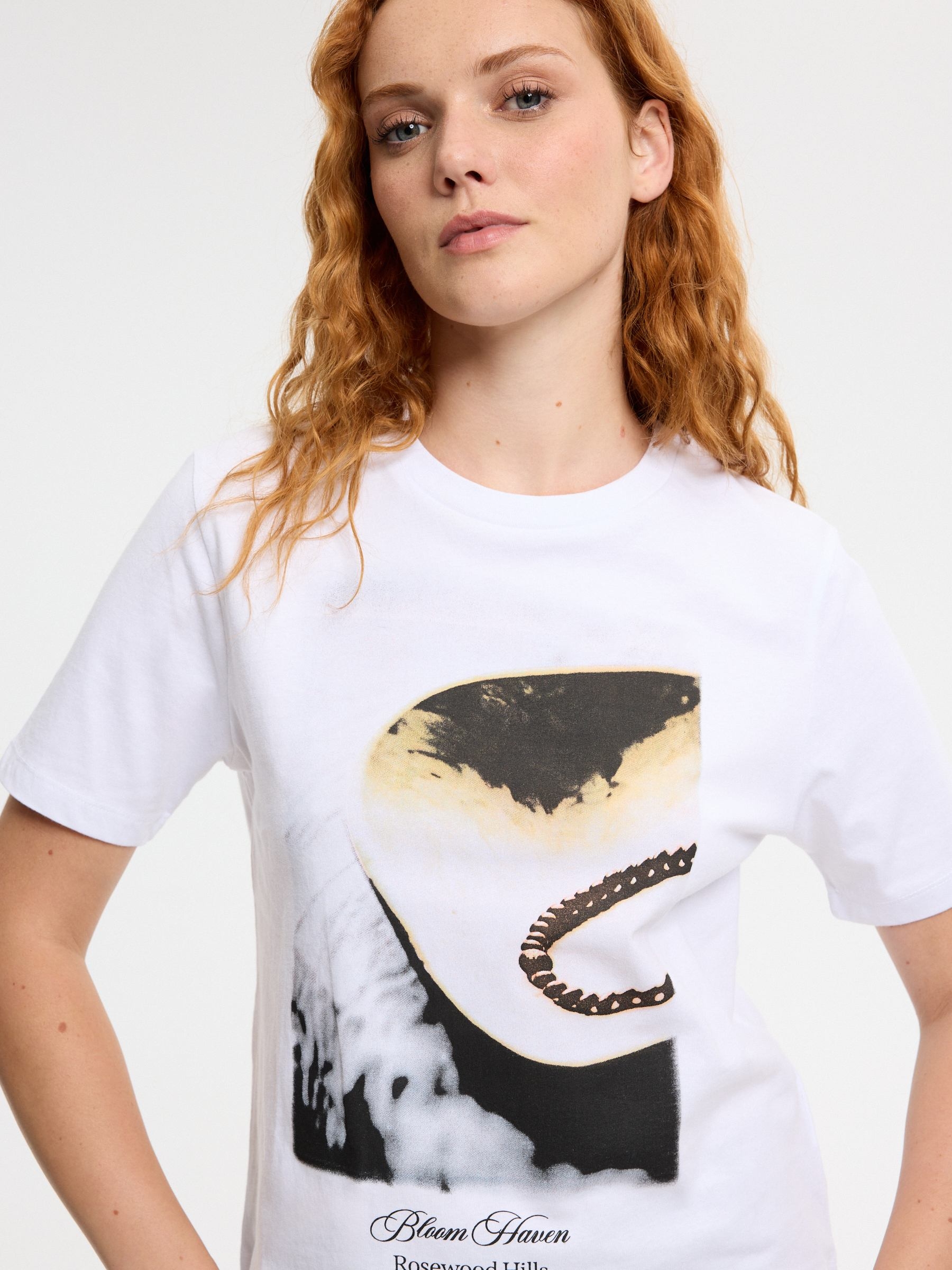 Graphic print cotton T-shirt white middle front view
