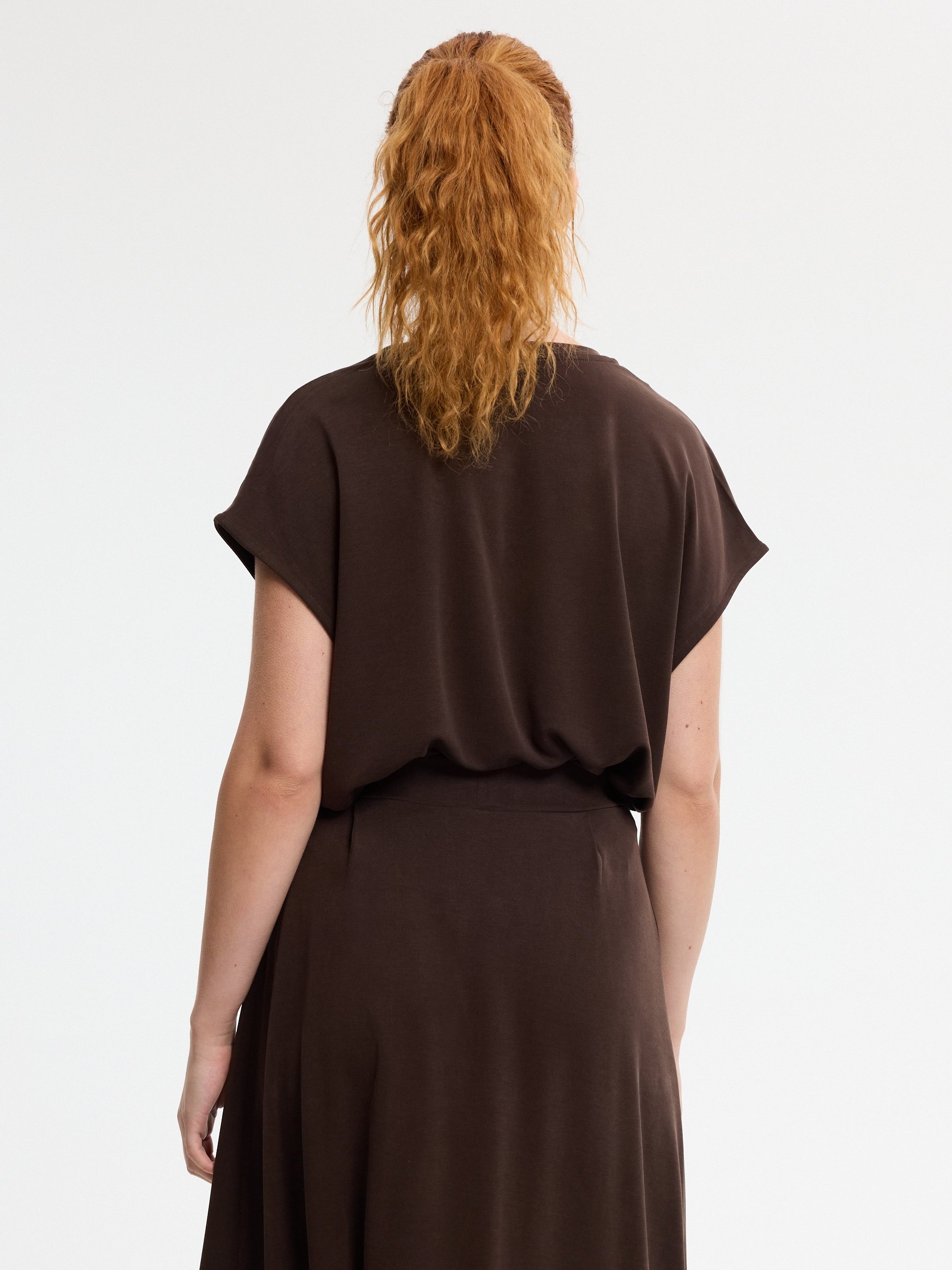 Camiseta sin mangas cuello pico viscosa chocolate vista media frontal