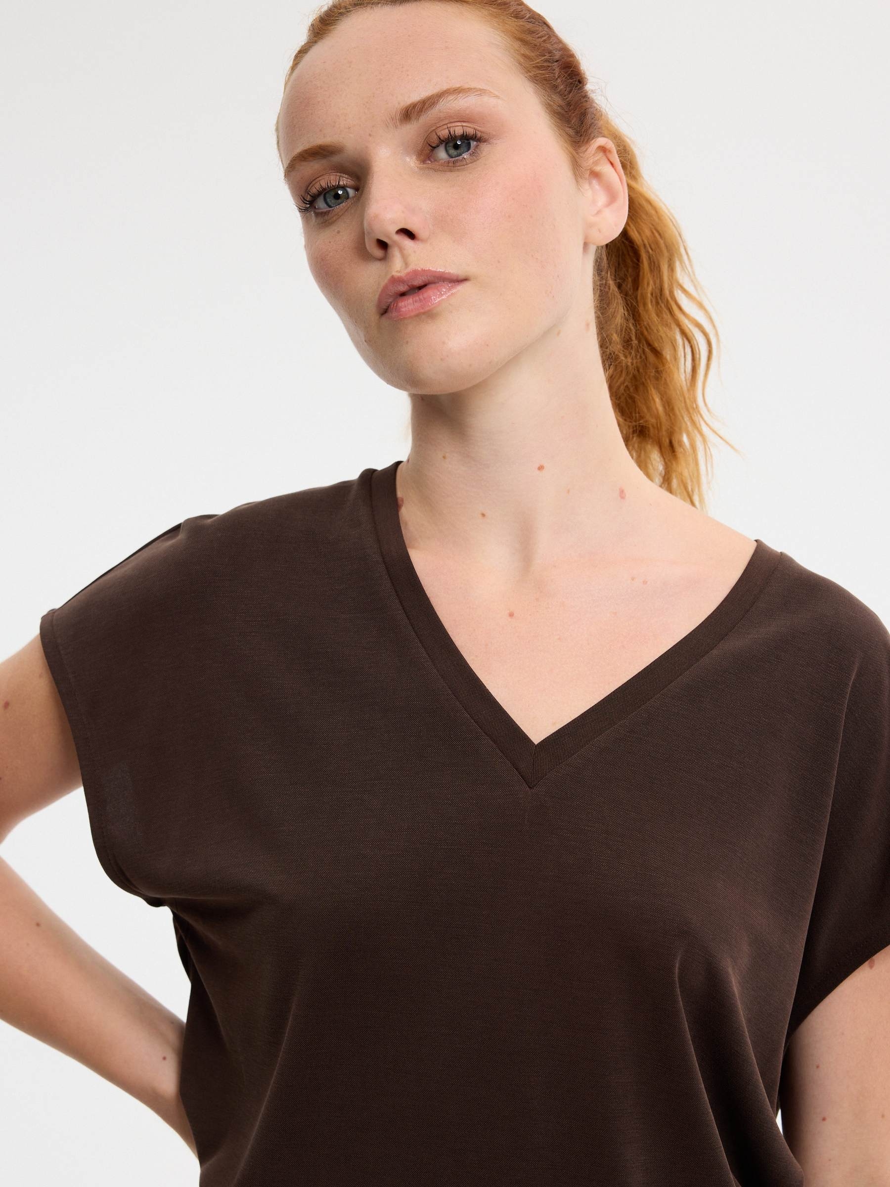 Camiseta sin mangas cuello pico viscosa chocolate vista media frontal