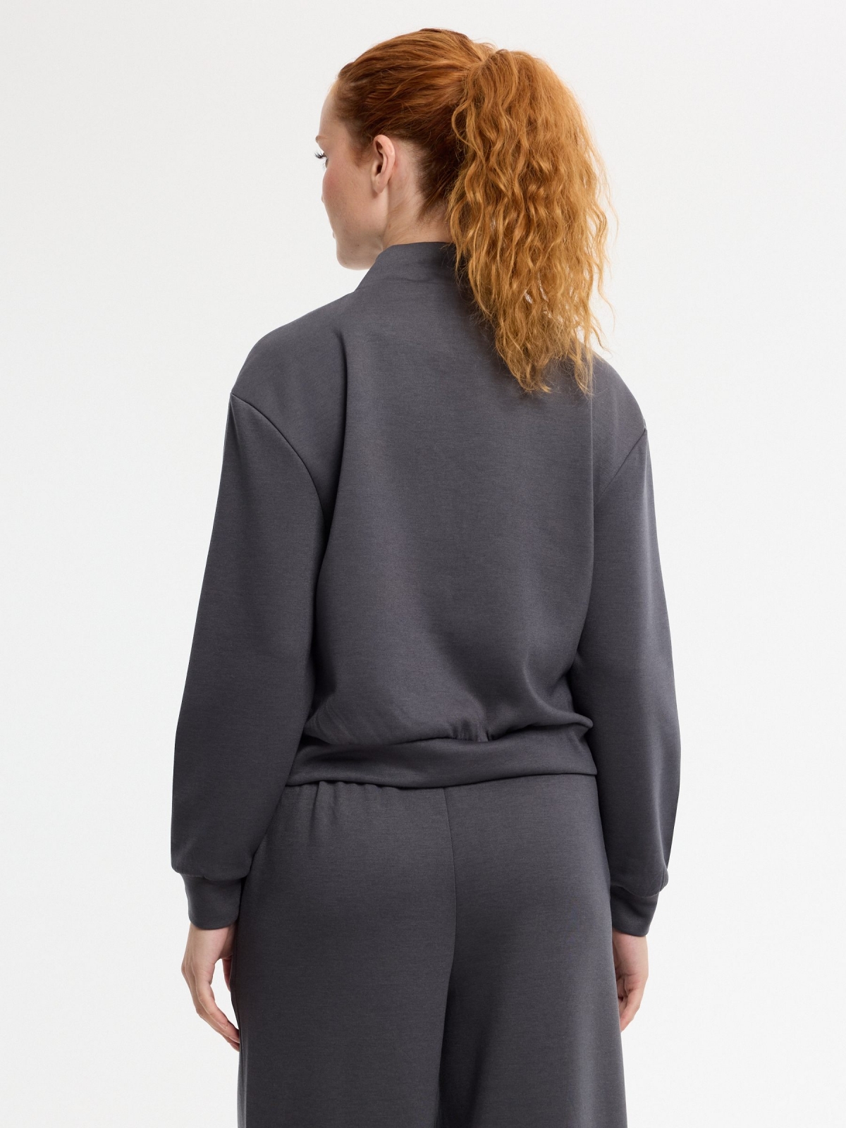 Chaqueta cremallera soft cuello alto gris oscuro vista media trasera