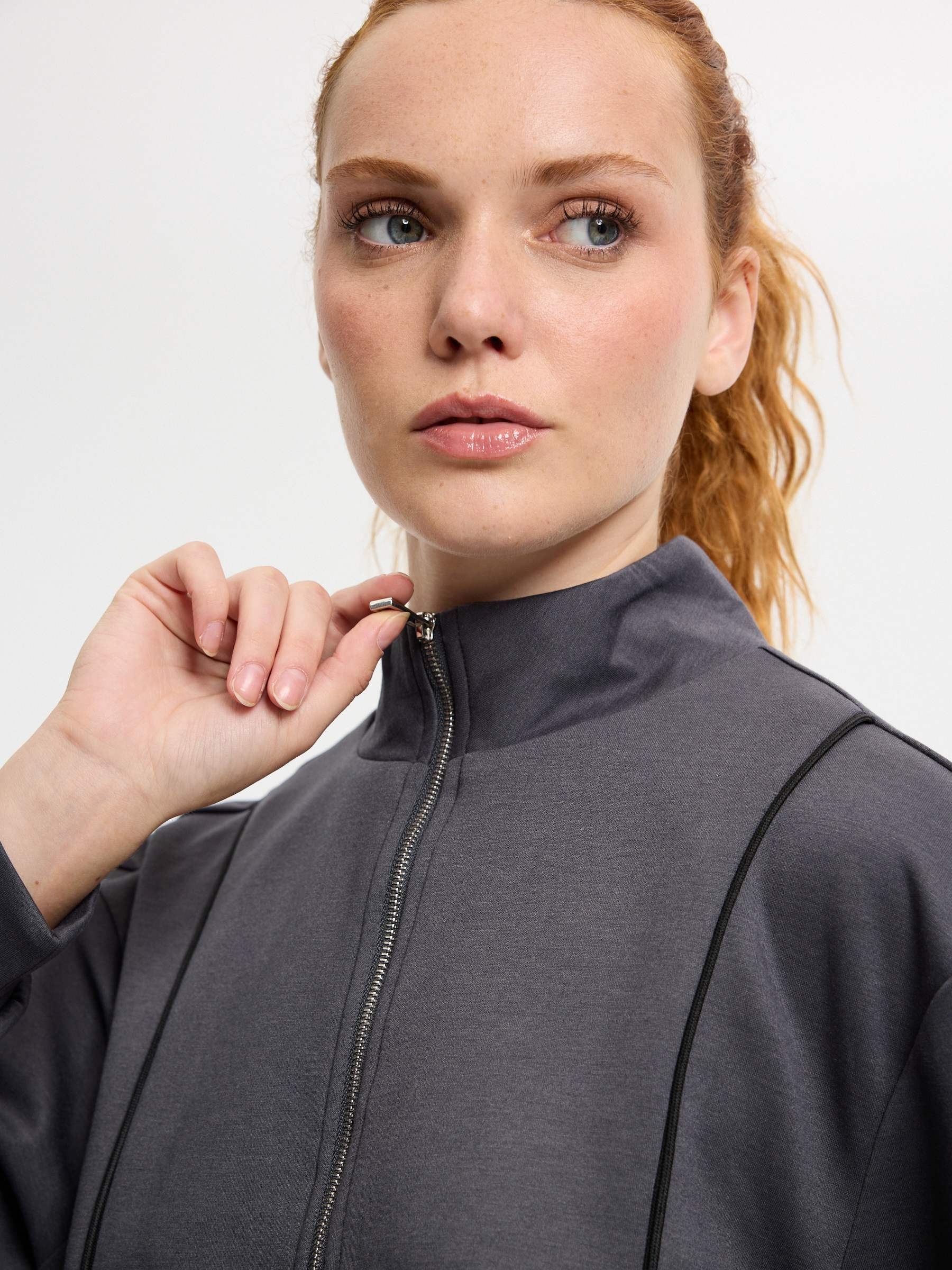 Chaqueta cremallera soft cuello alto gris oscuro vista media frontal
