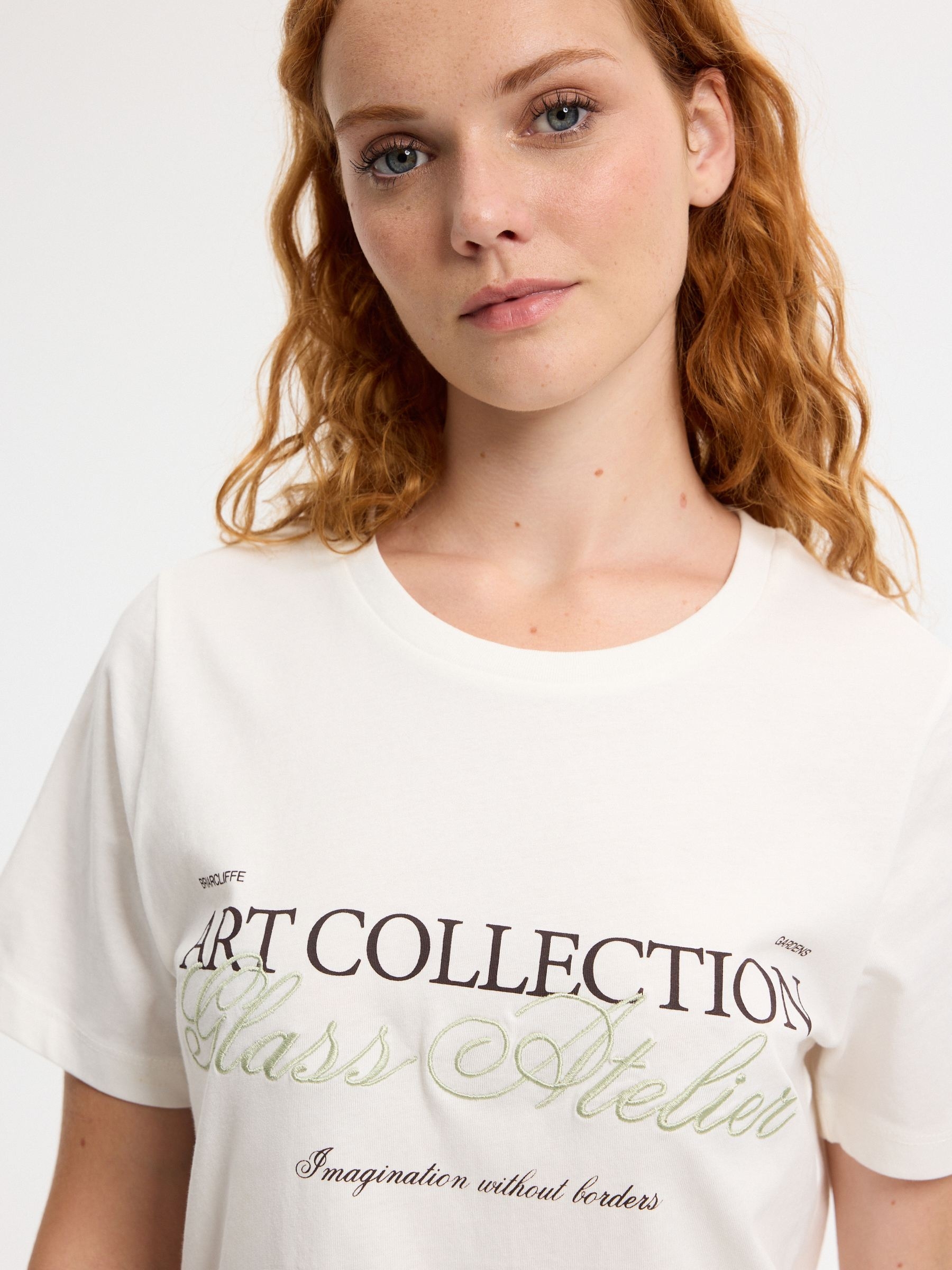 Camiseta texto algodão off white vista meia frontal