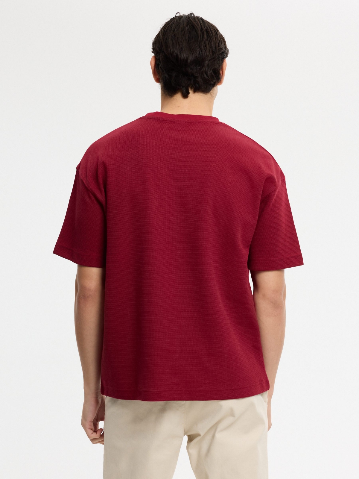 Camiseta lisa cuello redondo granate vista media trasera