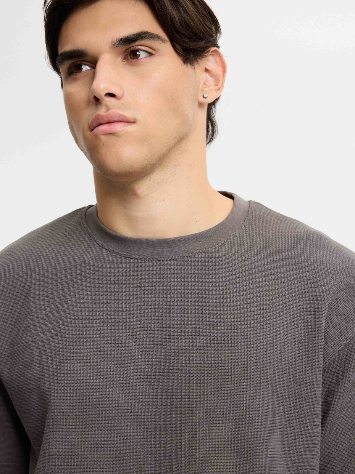 Camiseta lisa com gola redonda cinza meio vista detalhe