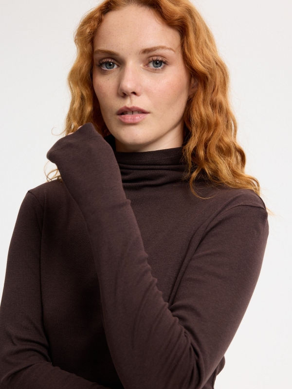 Slim cotton turtleneck shirt chocolate detail view