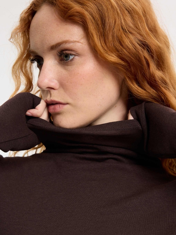 Slim cotton turtleneck shirt chocolate detail view