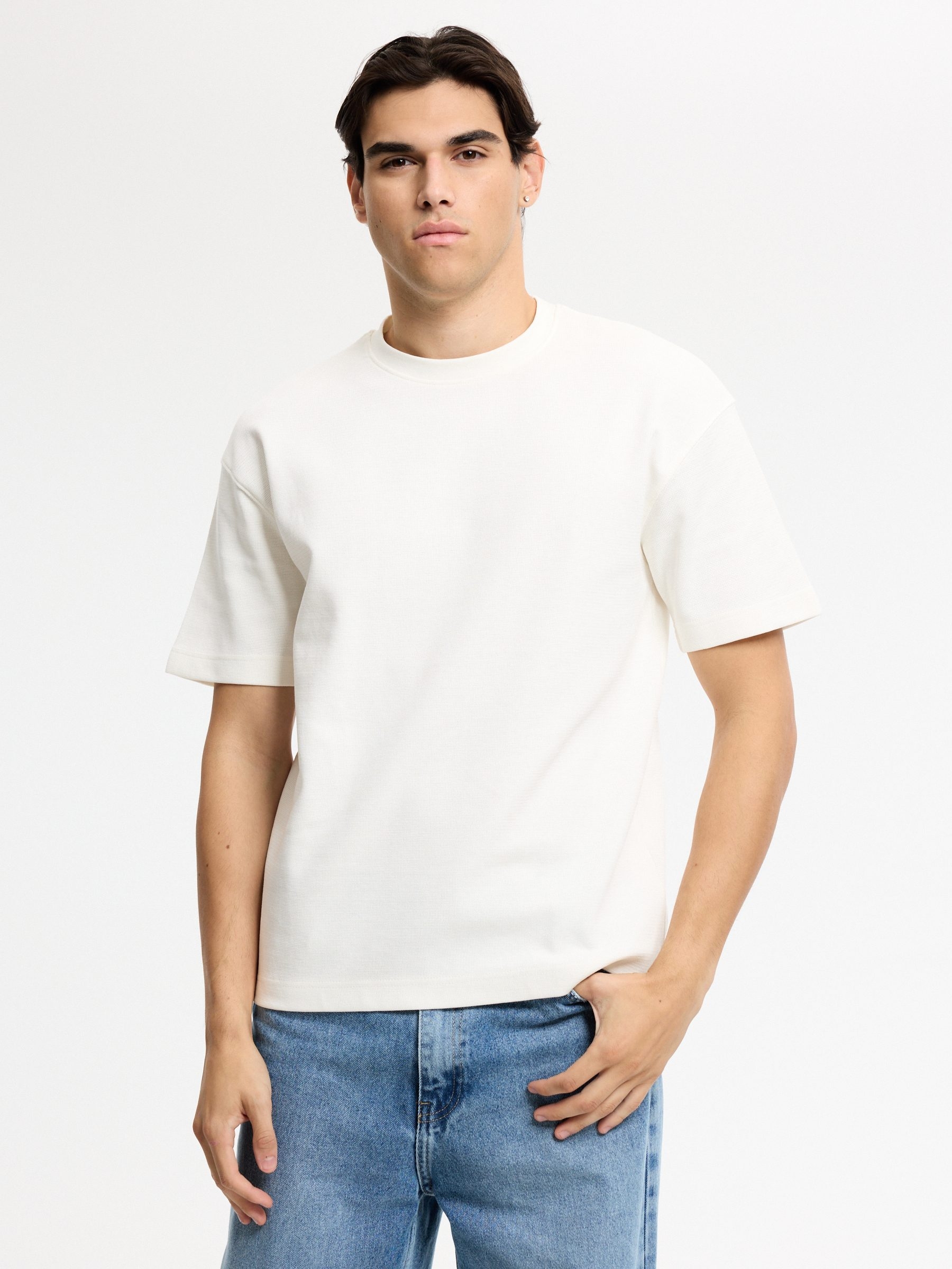 Camiseta lisa cuello redondo crudo vista media frontal
