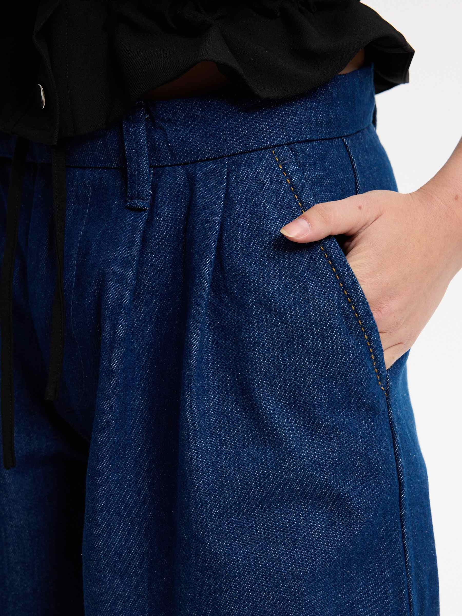 Jeans wide leg con pinzas azul oscuro vista general frontal