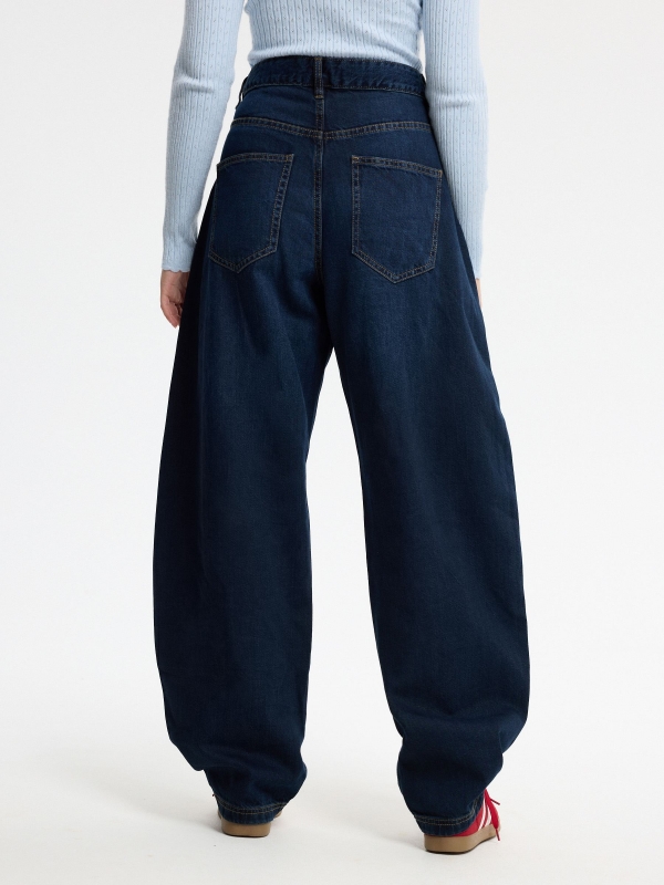 Jeans barrel tiro alto azul oscuro vista media trasera