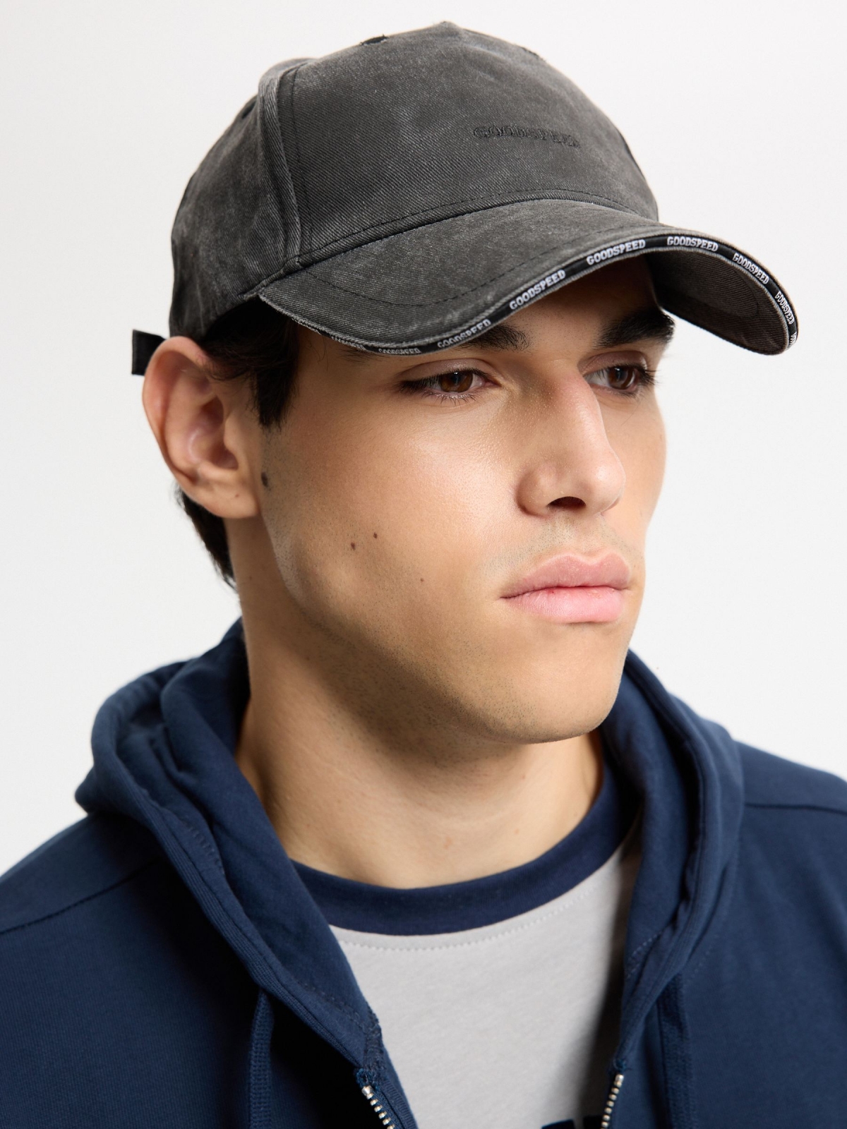 Gorra baseball efecto lavado gris con modelo