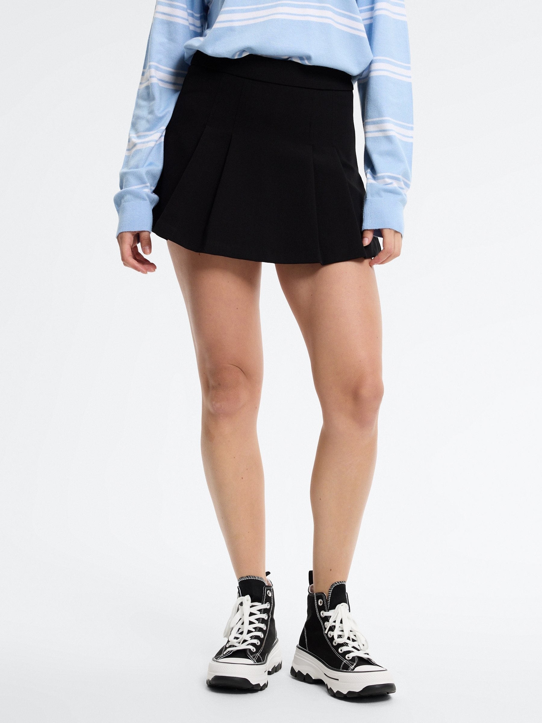 High-waisted pleated skort black middle front view