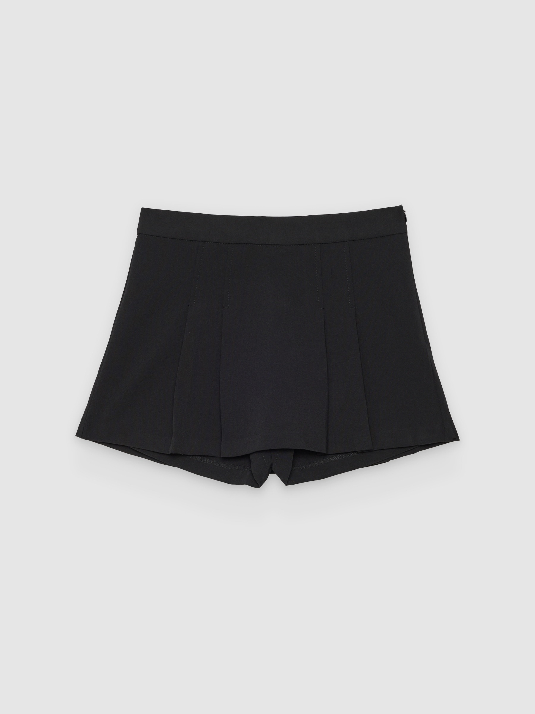 High-waisted pleated skort black middle front view