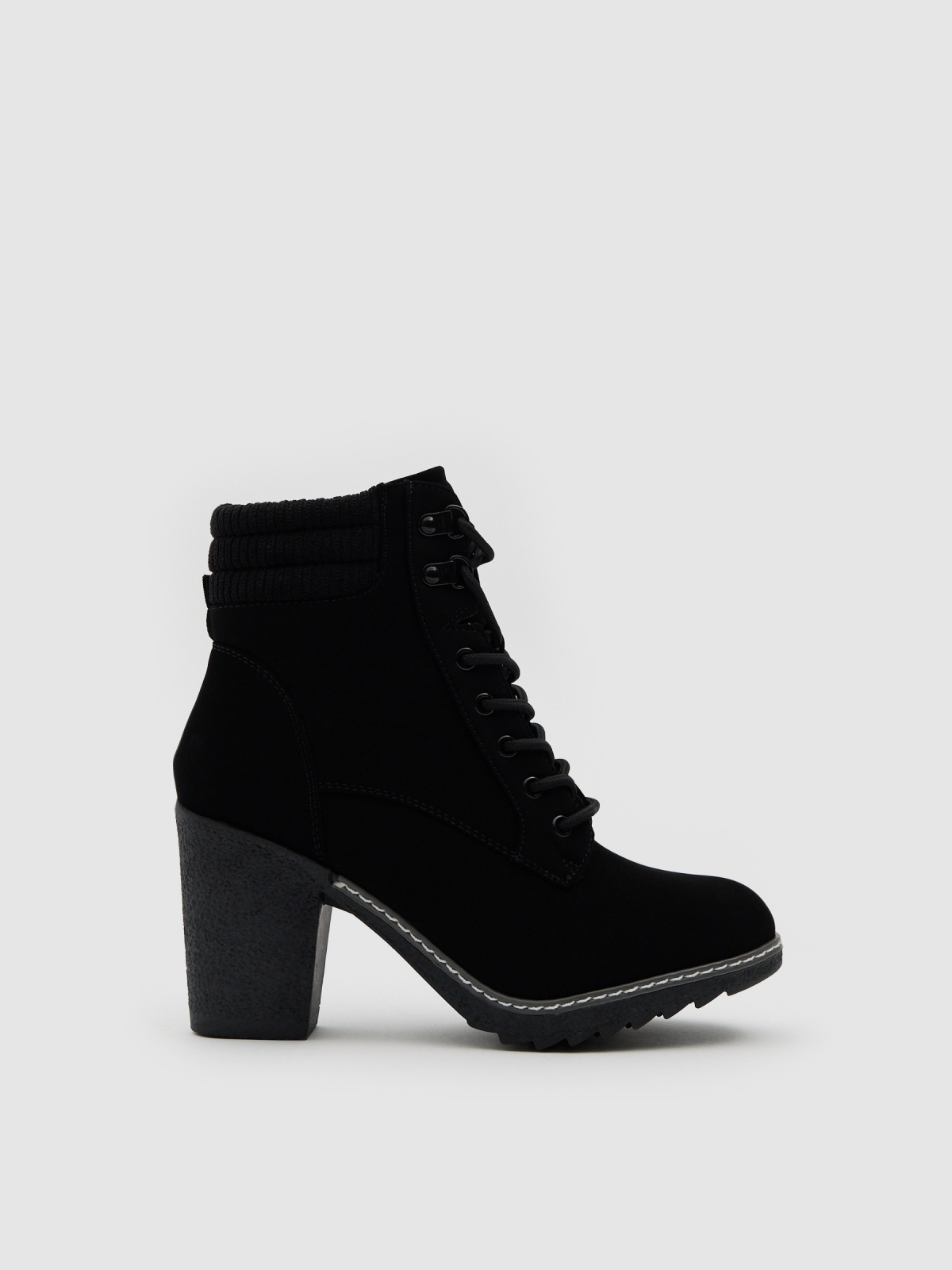 Botines con cuello combinado negro