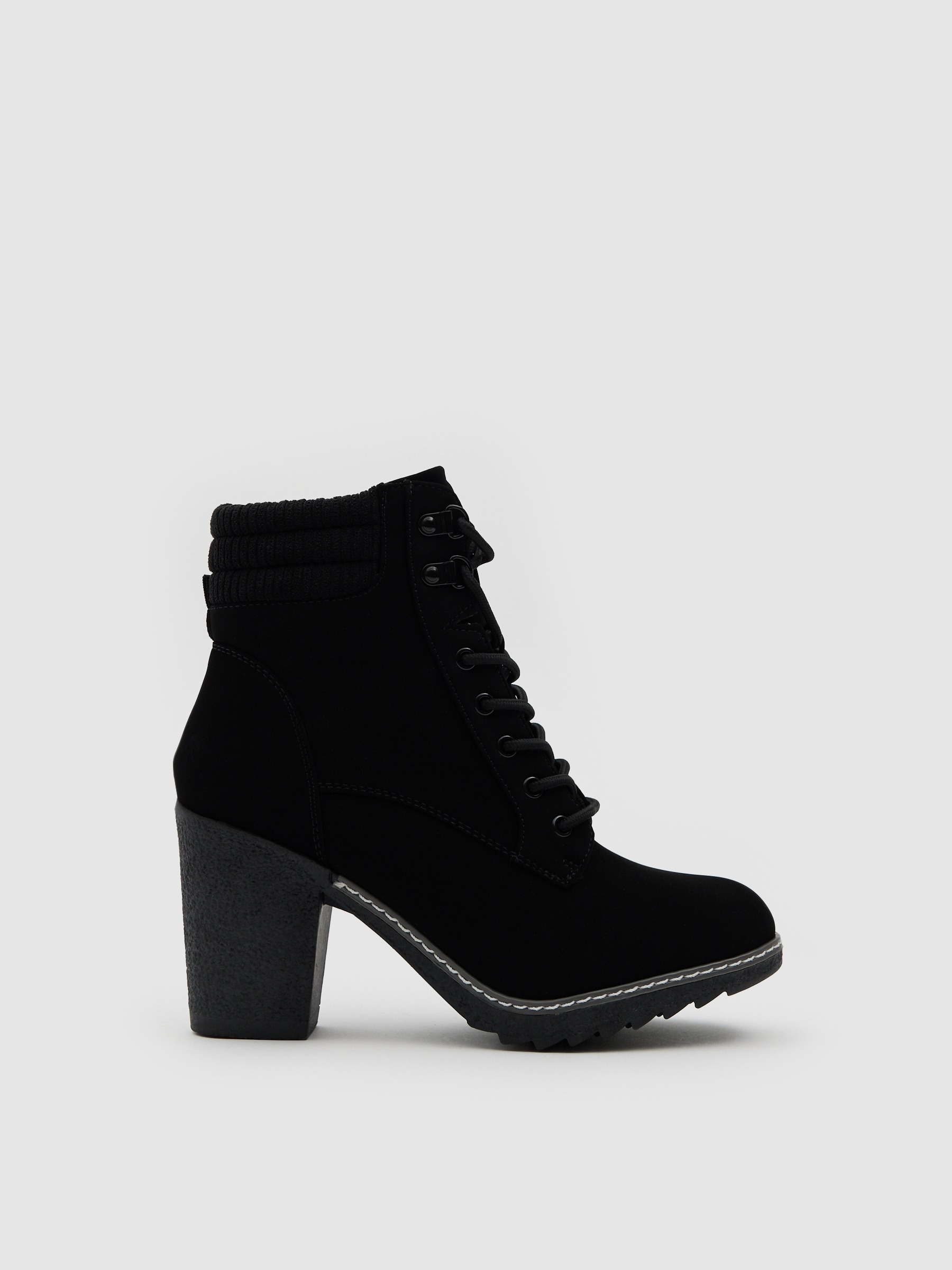 Botines con cuello combinado negro