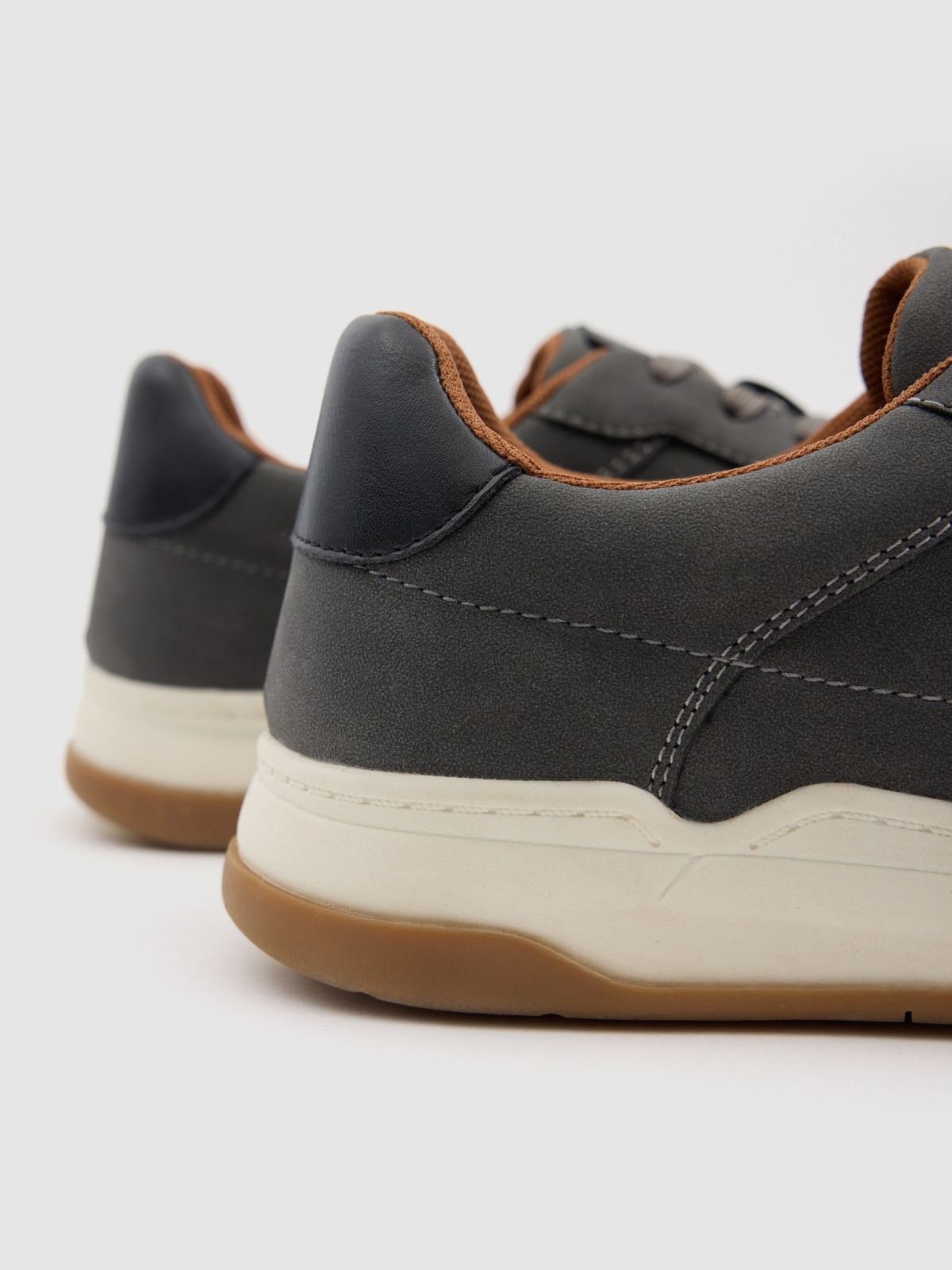 Zapato casual de polipiel gris vista detalle