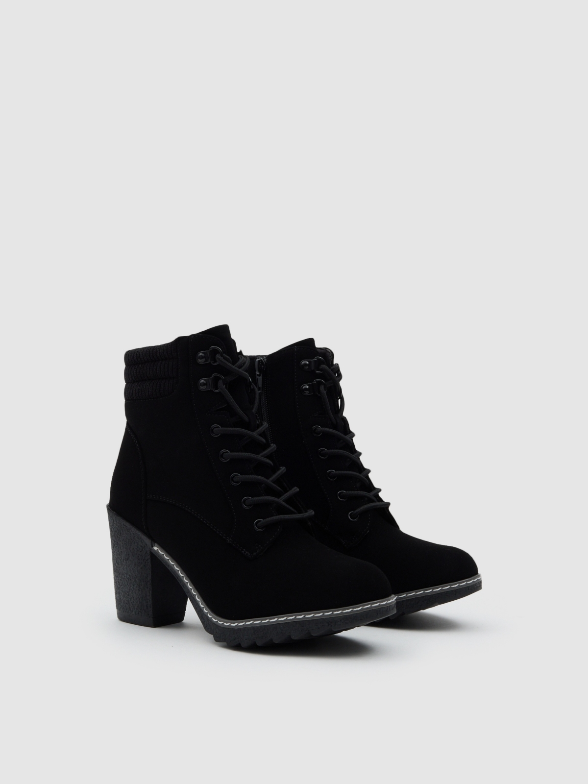 Botines con cuello combinado negro vista frontal 45º