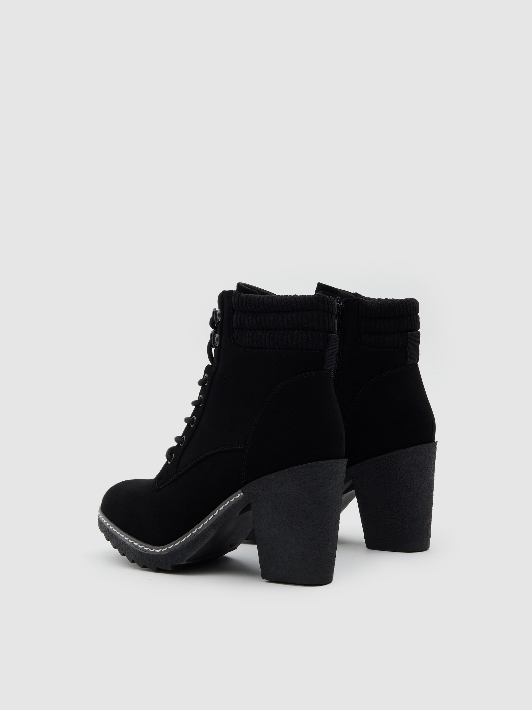 Botines con cuello combinado negro