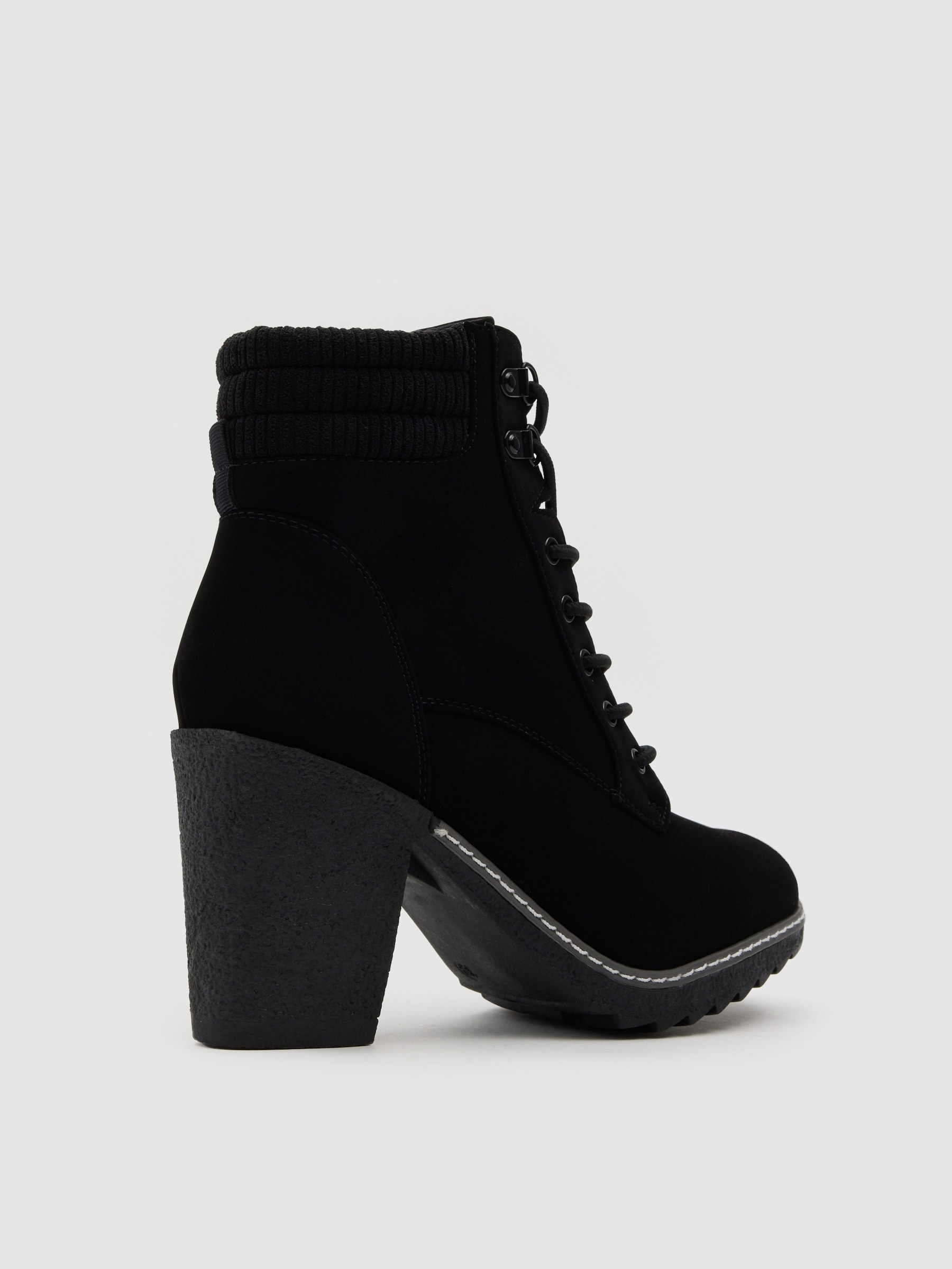 Botines con cuello combinado negro