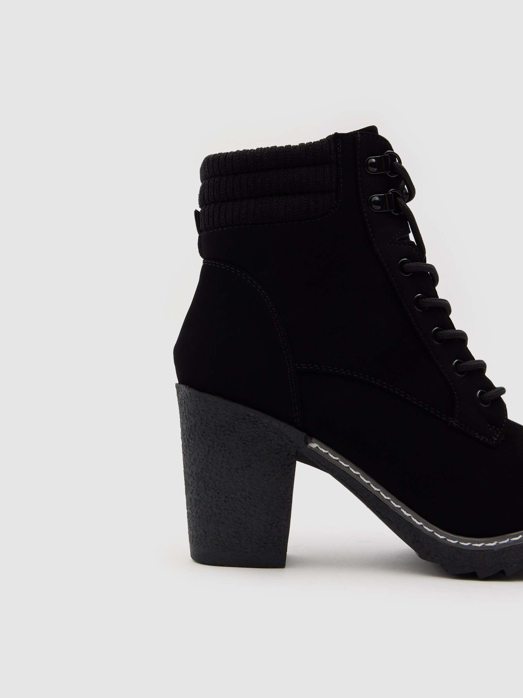 Botines con cuello combinado negro