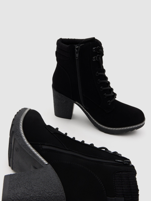 Botins com gola combinada preto vista detalhe