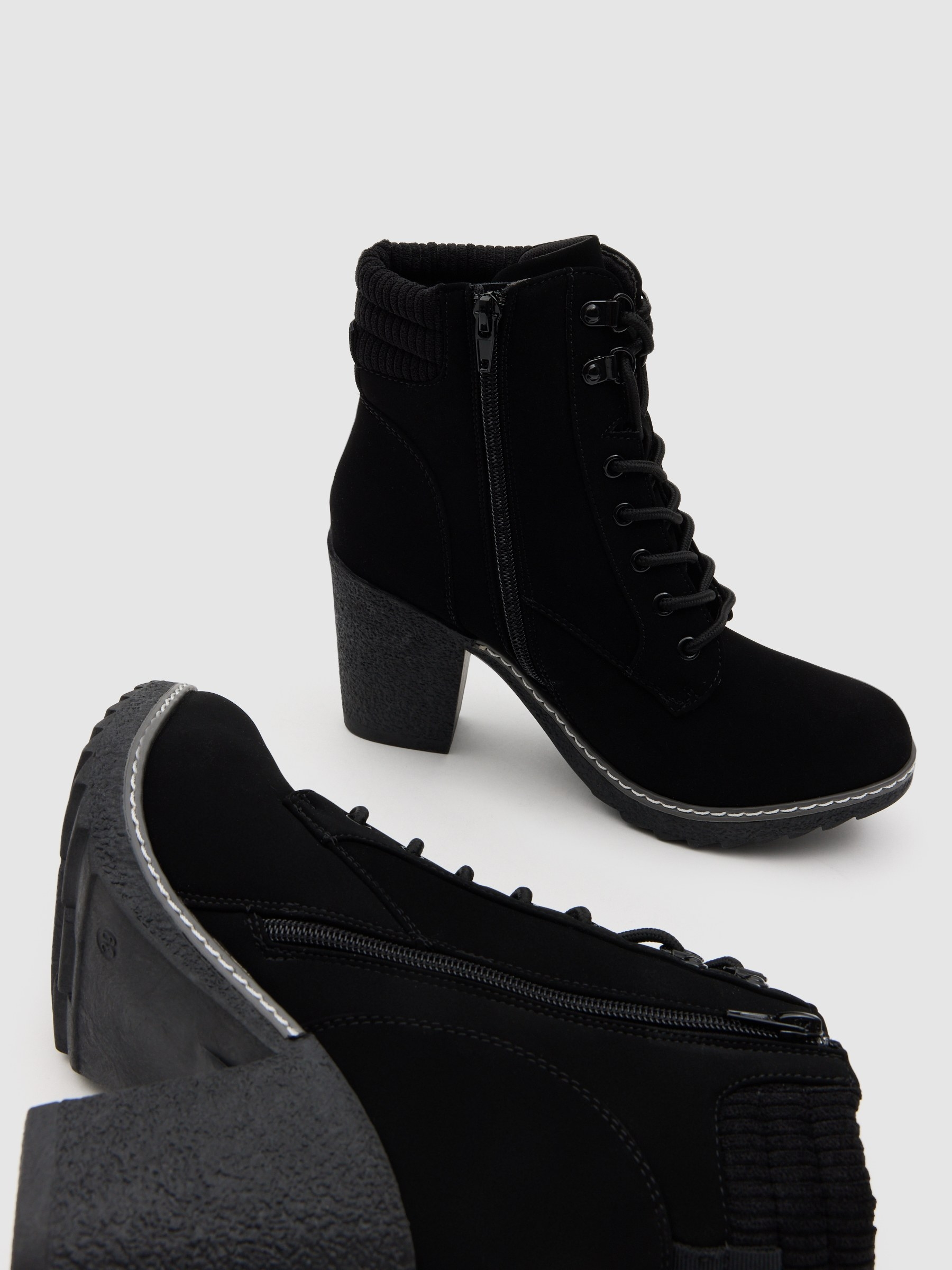 Botines con cuello combinado negro