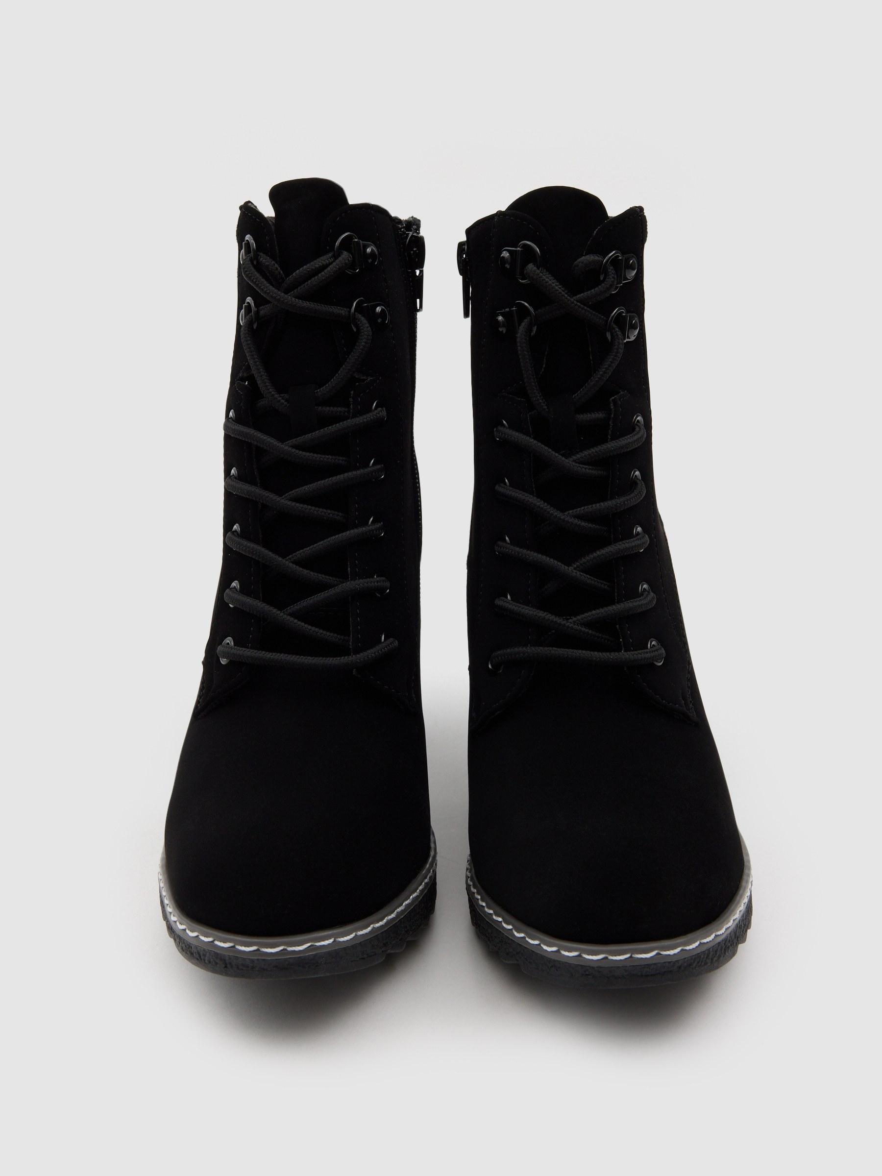 Botines con cuello combinado negro