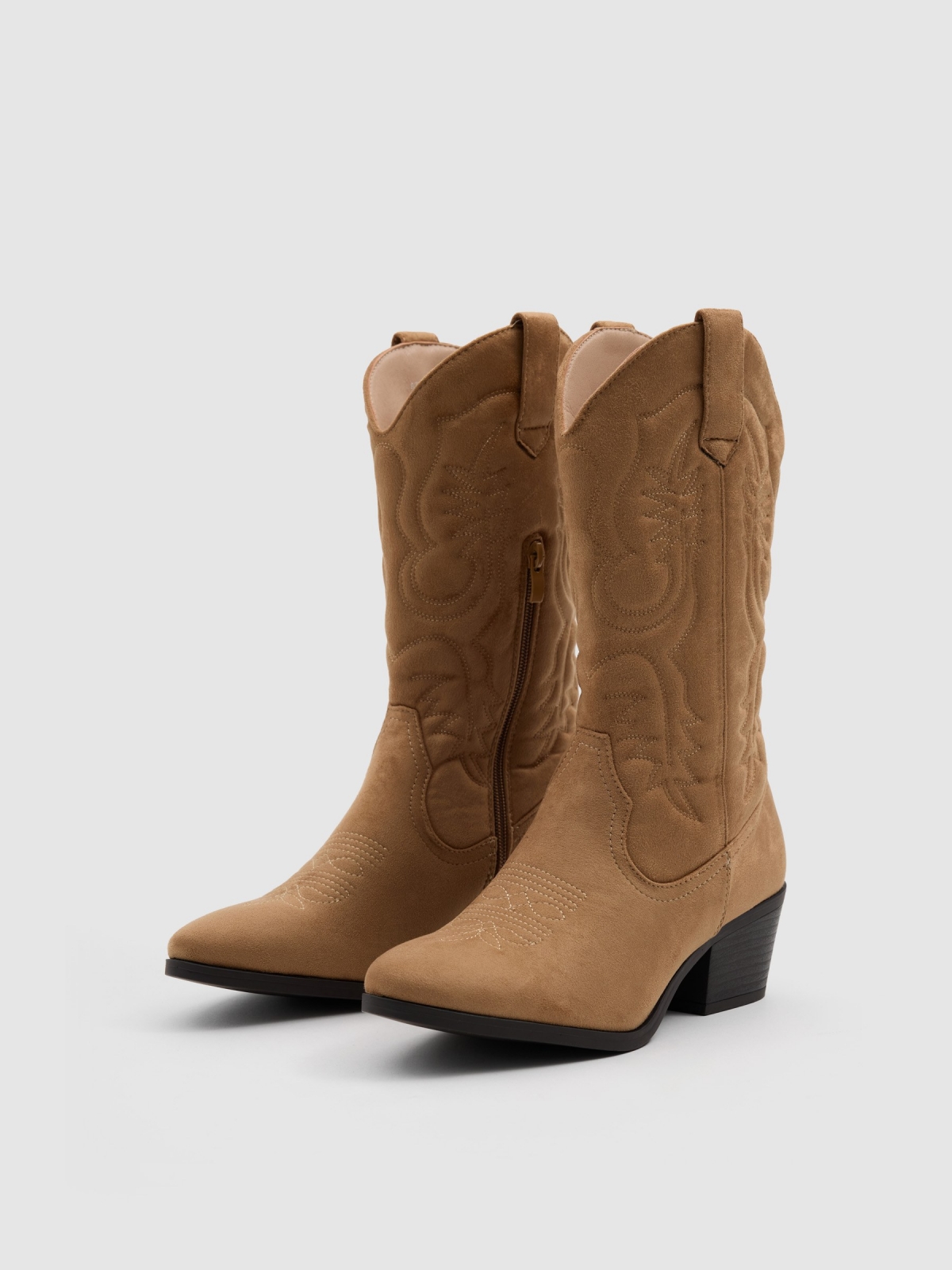 Botines cowboy media caña beige vista frontal 45º