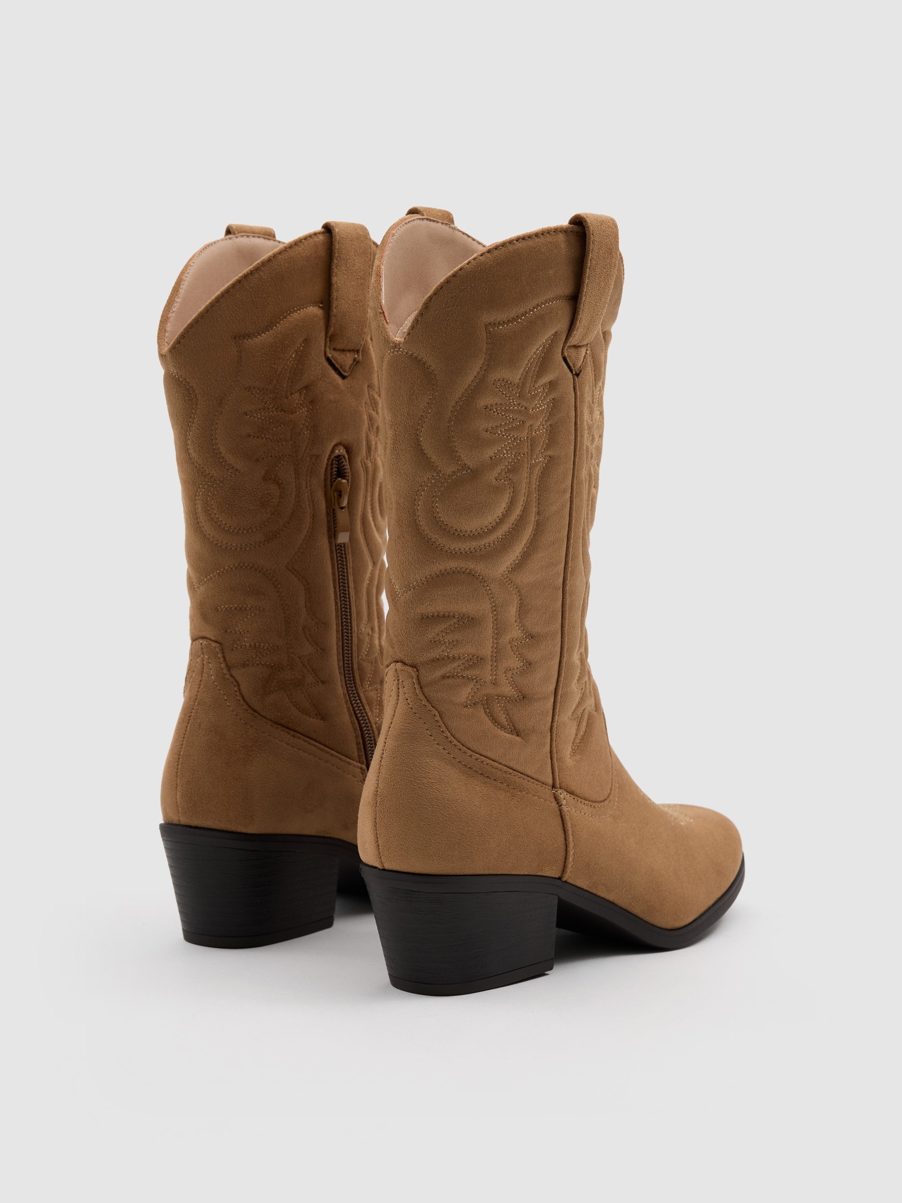 Botines cowboy media caña beige
