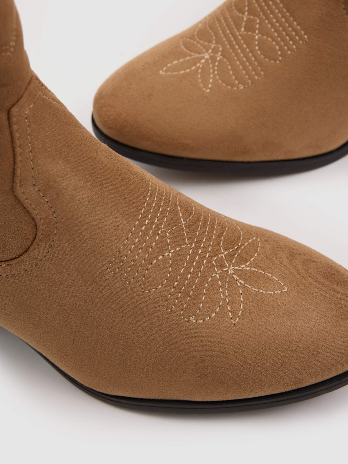 Botines cowboy media caña beige vista detalle