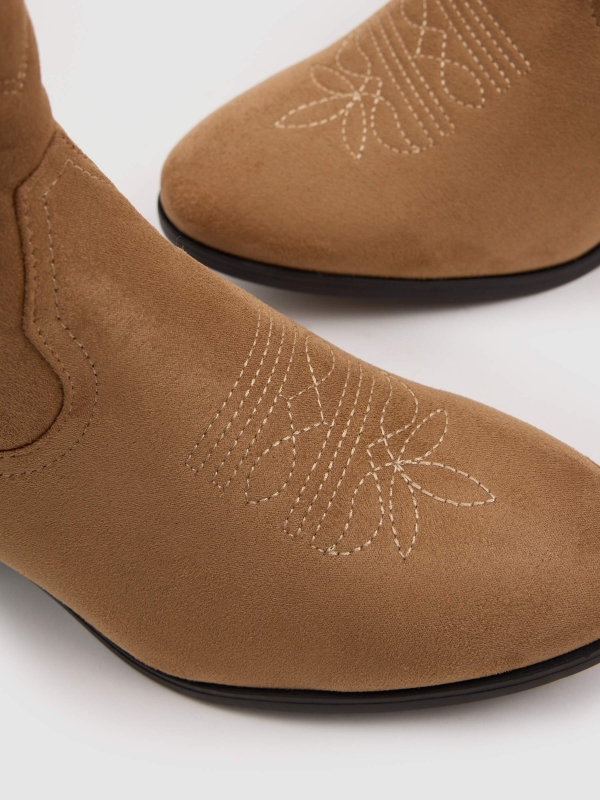 Botines cowboy media caña beige vista detalle