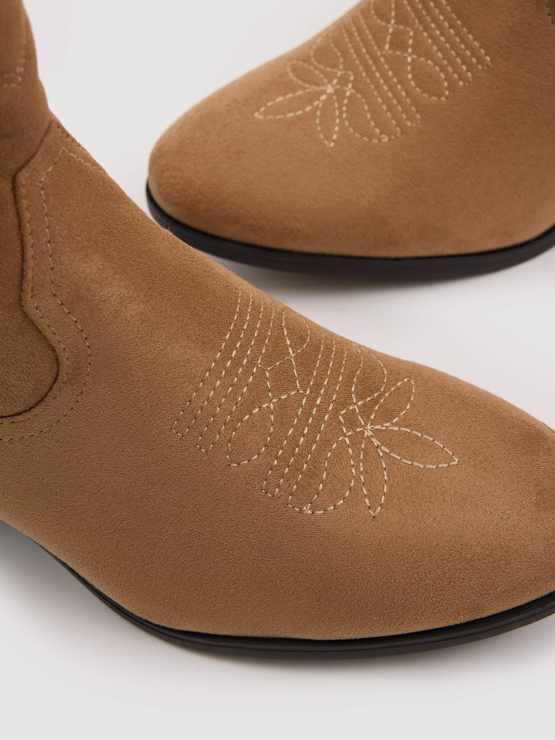 Botines cowboy media caña beige