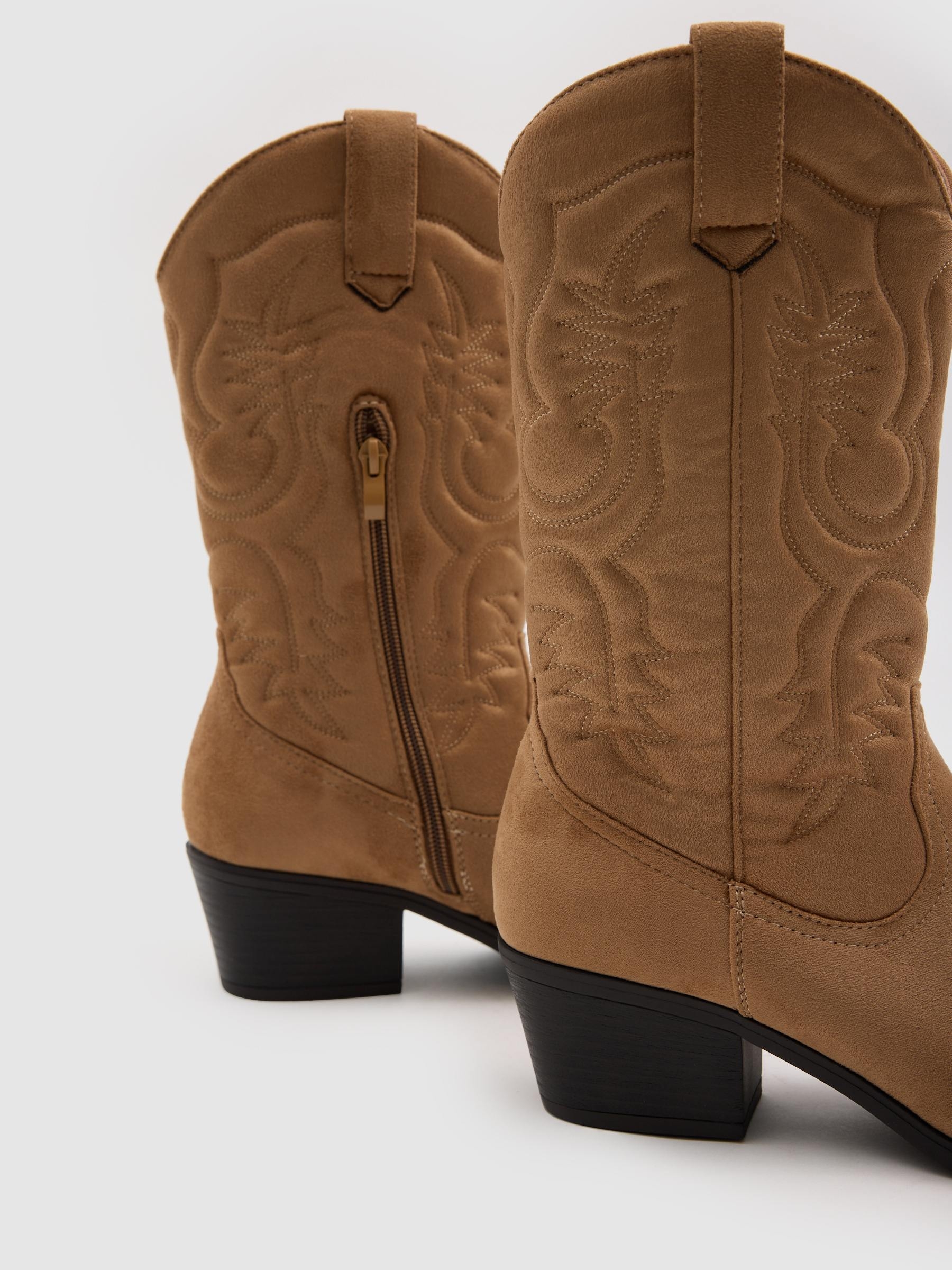 Botines cowboy media caña beige