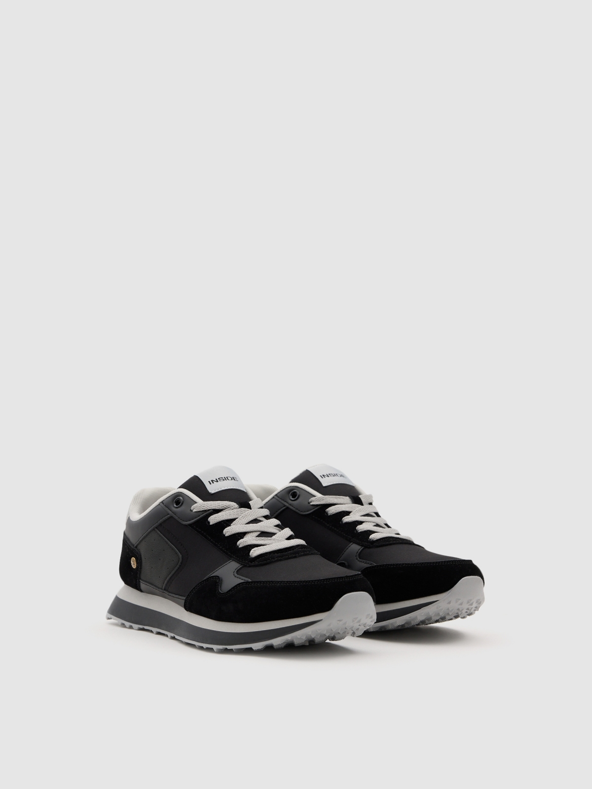 Tênis esportivo para corrida nylon borracha preto vista frontal 45º