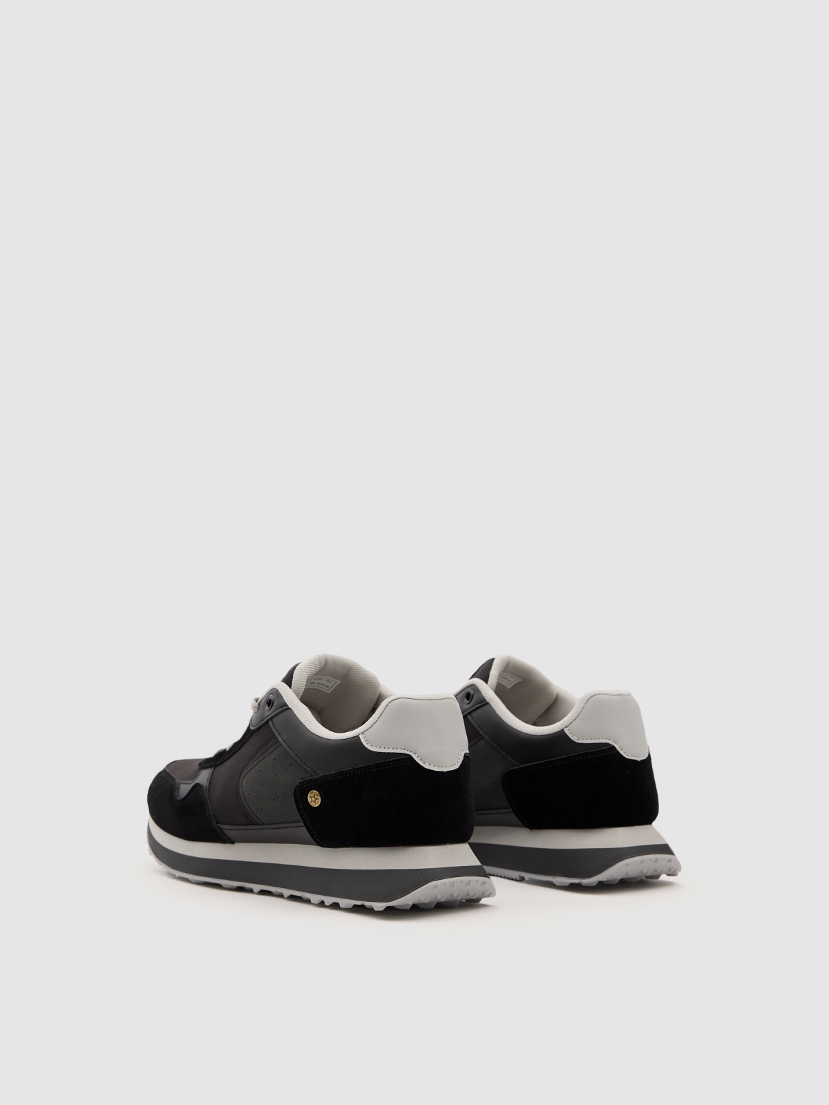 Deportiva running nylon goma negro vista trasera 45º