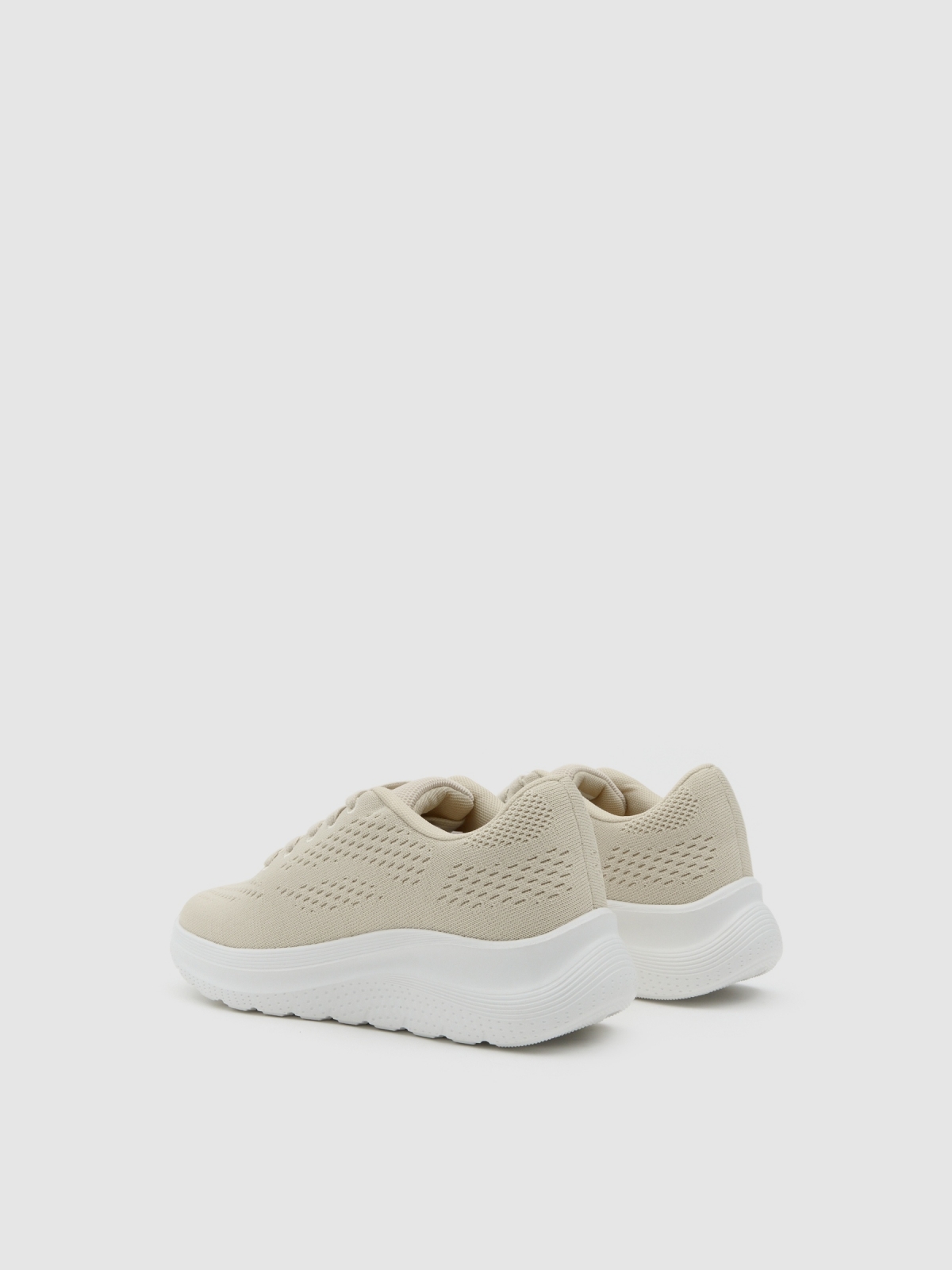 Deportiva baja transpirable beige vista trasera 45º