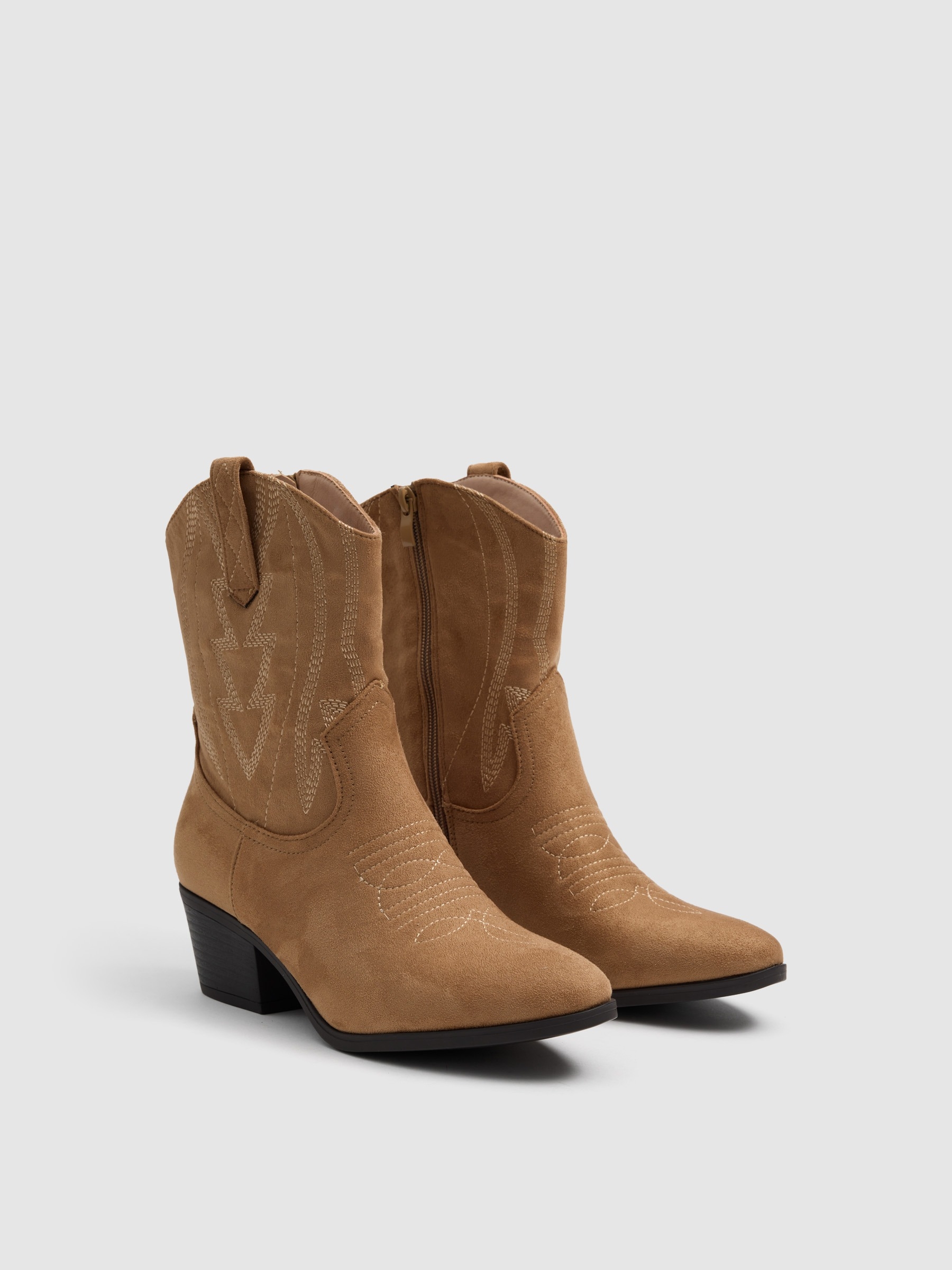 Cowboy ankle boot with wide heel beige