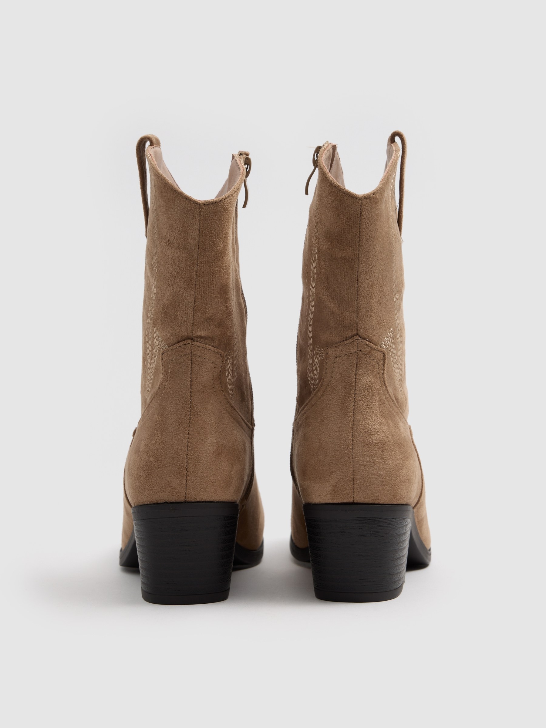 Cowboy ankle boot with wide heel beige
