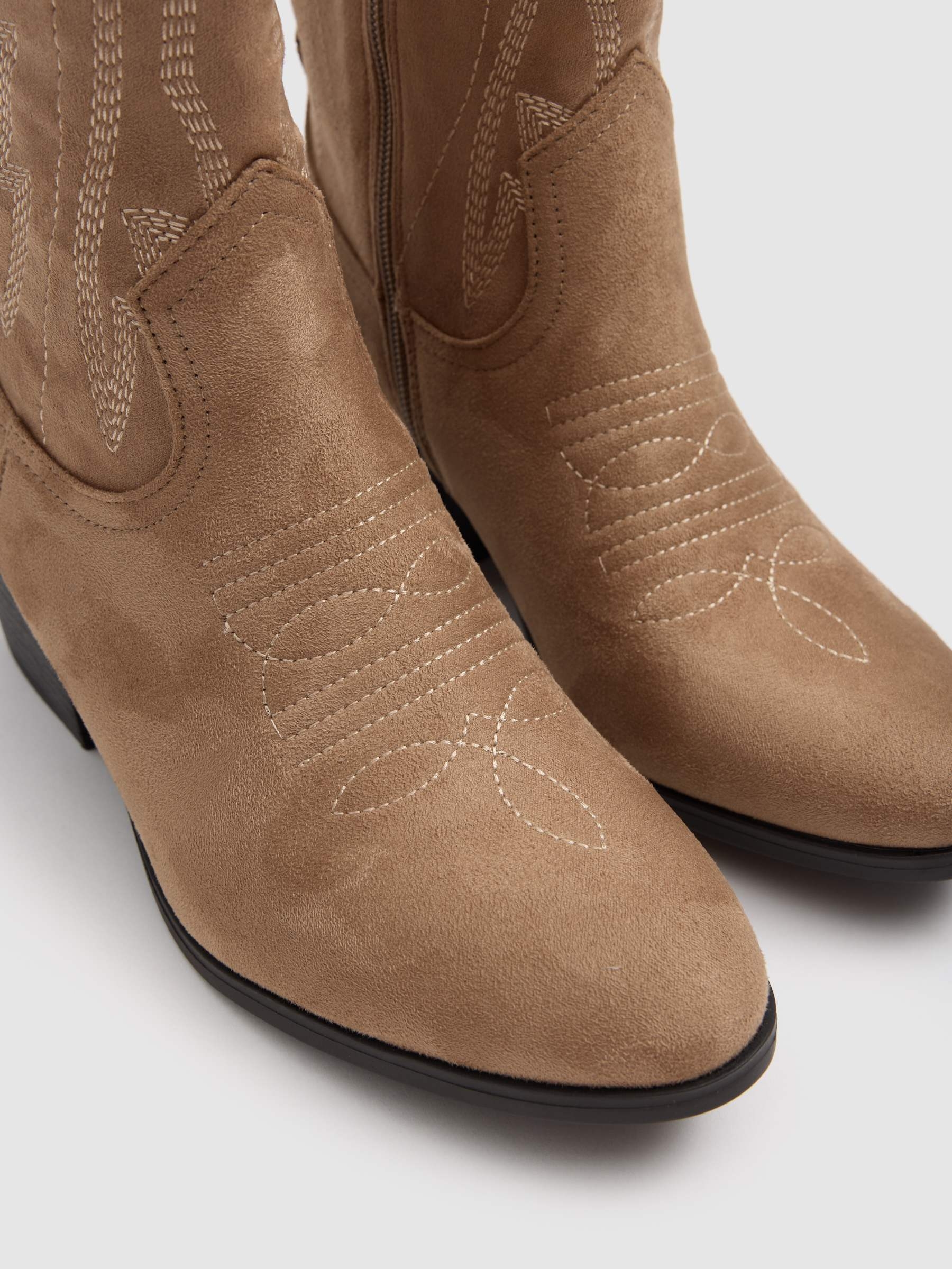 Cowboy ankle boot with wide heel beige
