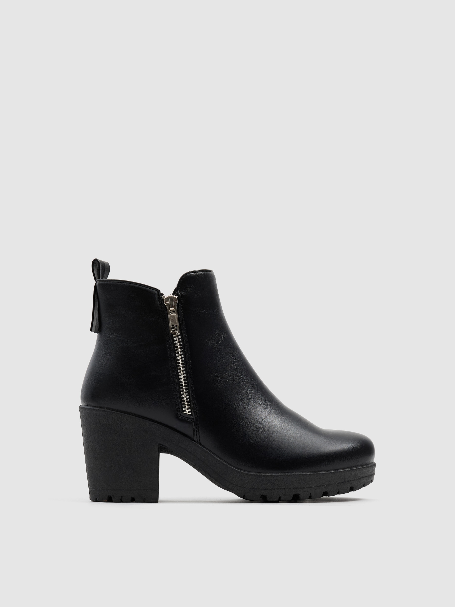 Leather ankle boots with wide heel and zipper black