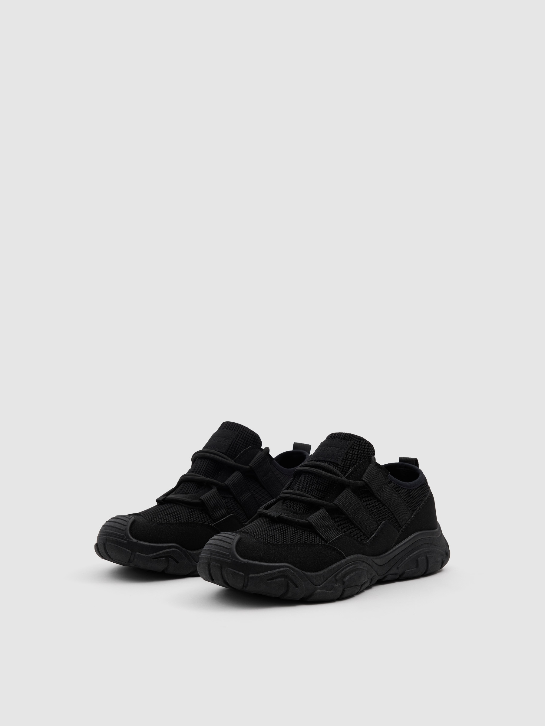 Running shoe in nylon and rubber black