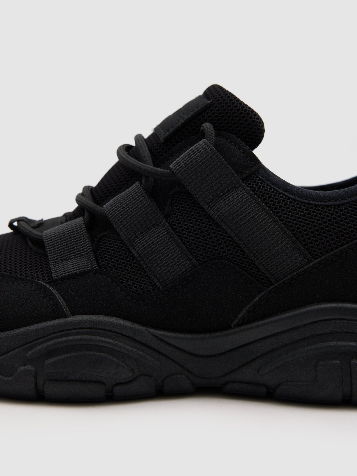Running shoe in nylon and rubber black detail view