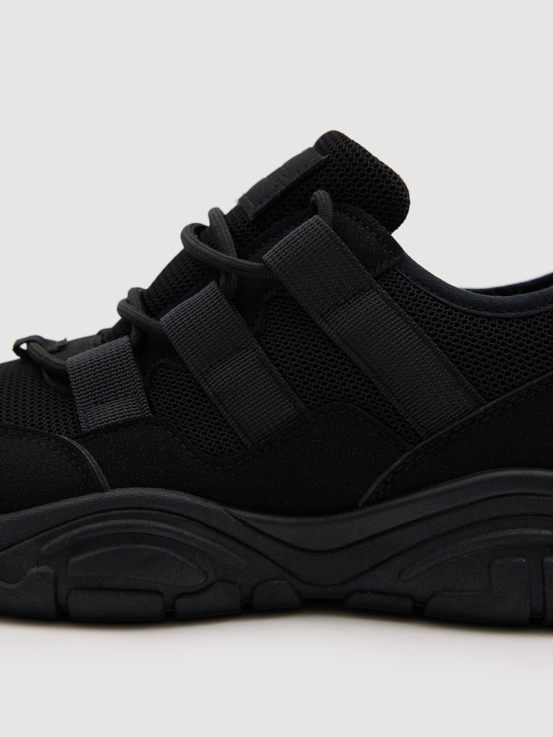 Running shoe in nylon and rubber black